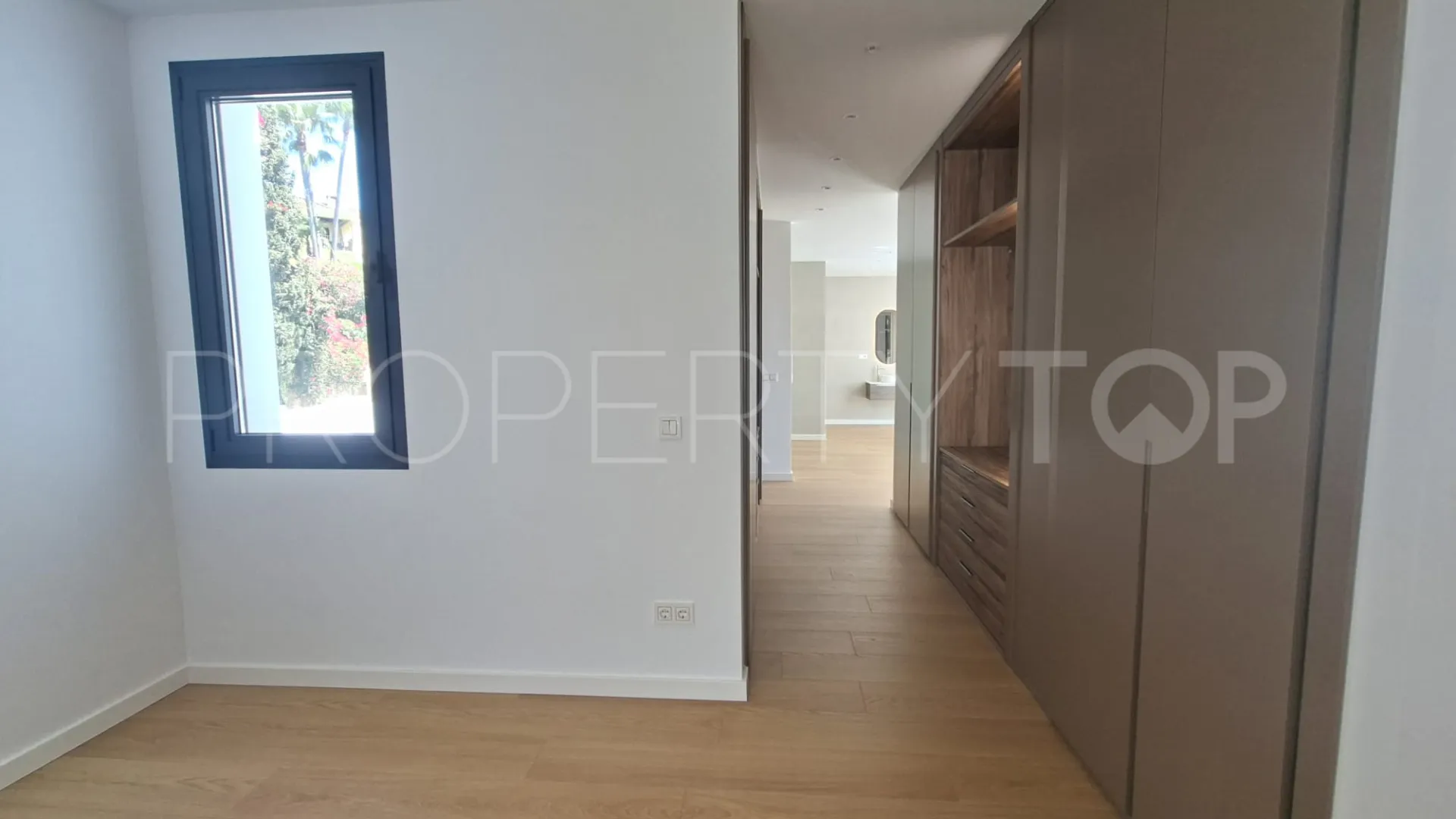 Buy villa with 6 bedrooms in Paraiso Alto