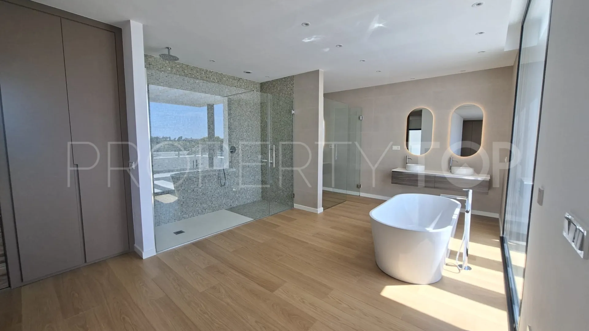 Buy villa with 6 bedrooms in Paraiso Alto