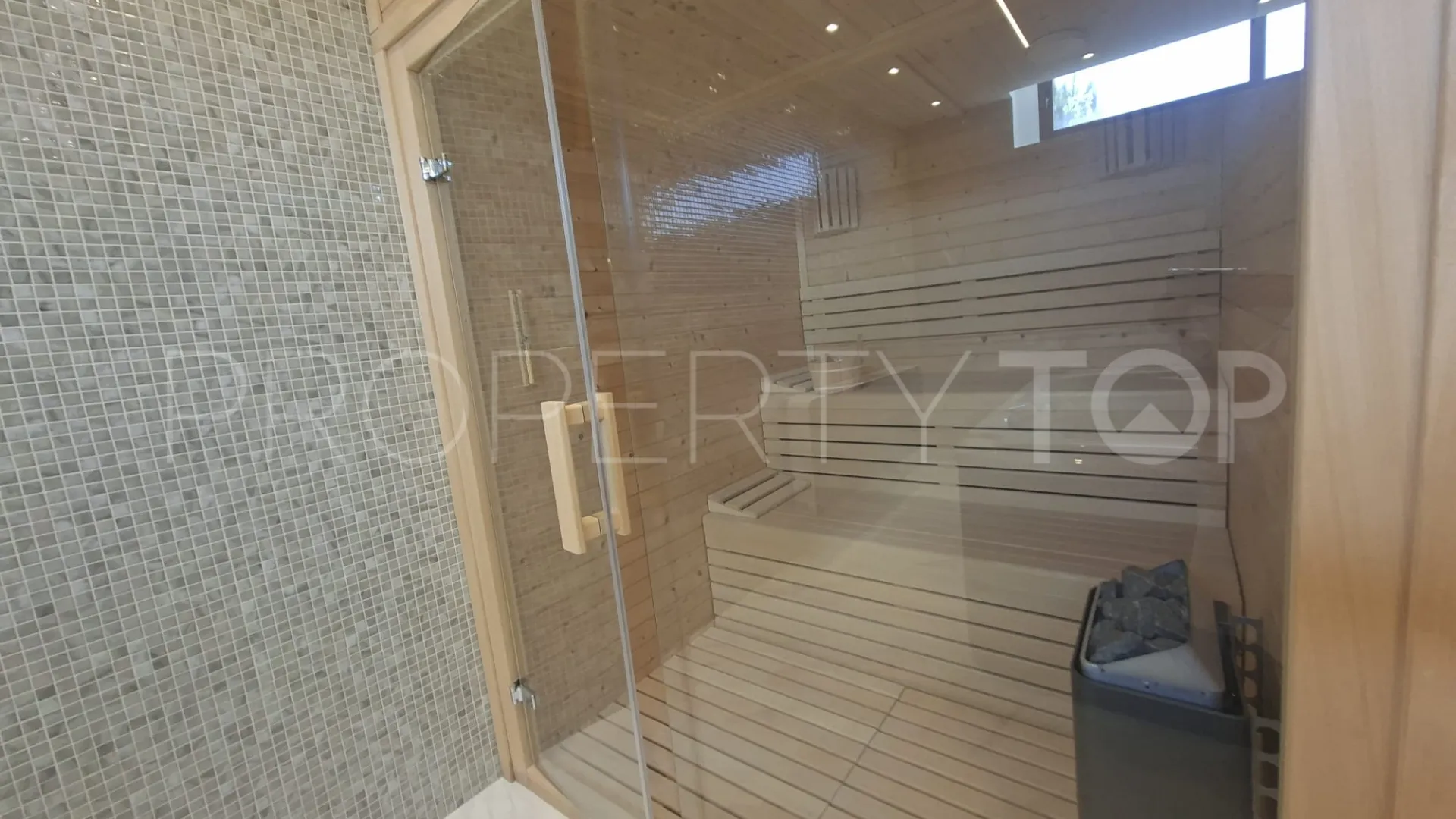 Buy villa with 6 bedrooms in Paraiso Alto
