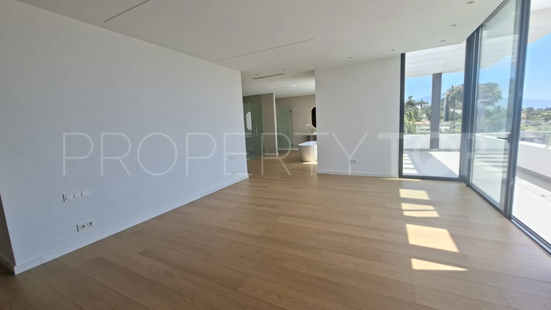 Buy villa with 6 bedrooms in Paraiso Alto