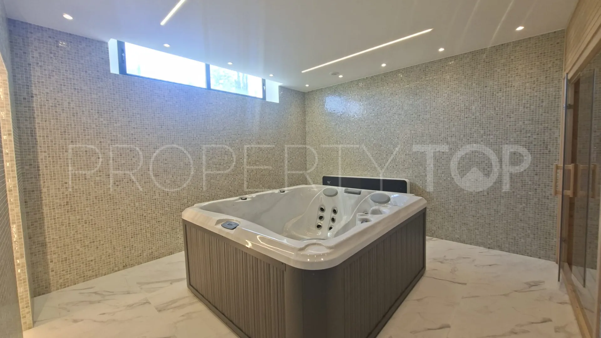 Buy villa with 6 bedrooms in Paraiso Alto