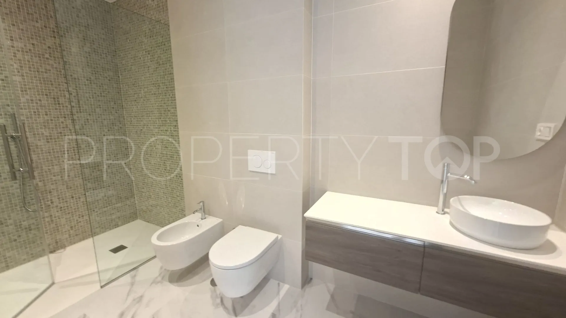 Buy villa with 6 bedrooms in Paraiso Alto
