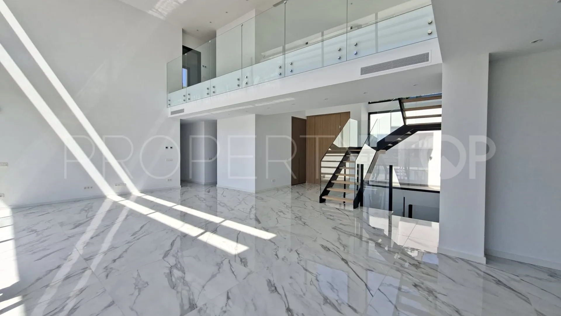 Buy villa with 6 bedrooms in Paraiso Alto