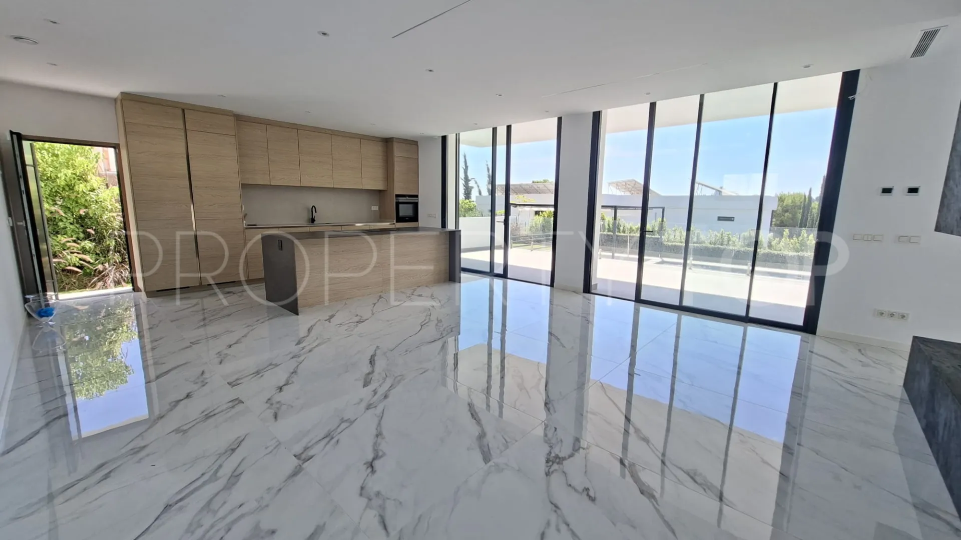 Buy villa with 6 bedrooms in Paraiso Alto