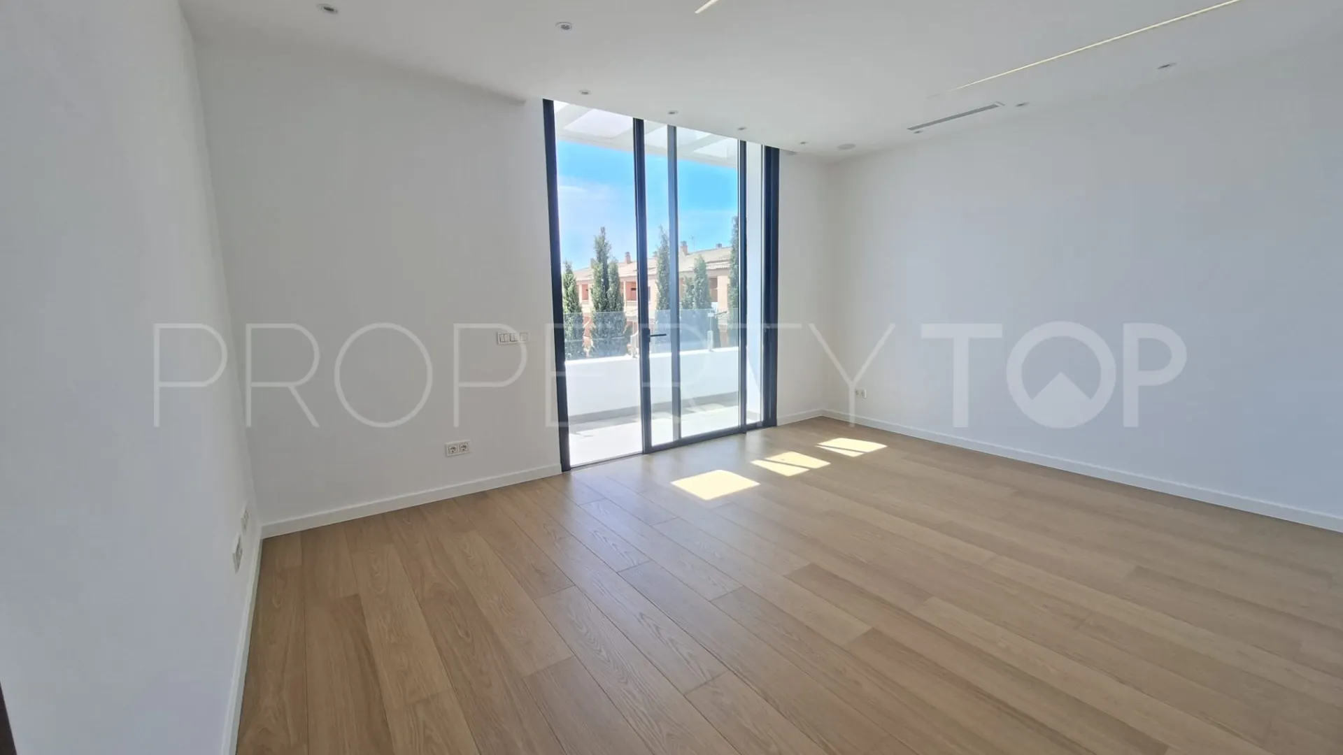 Buy villa with 6 bedrooms in Paraiso Alto