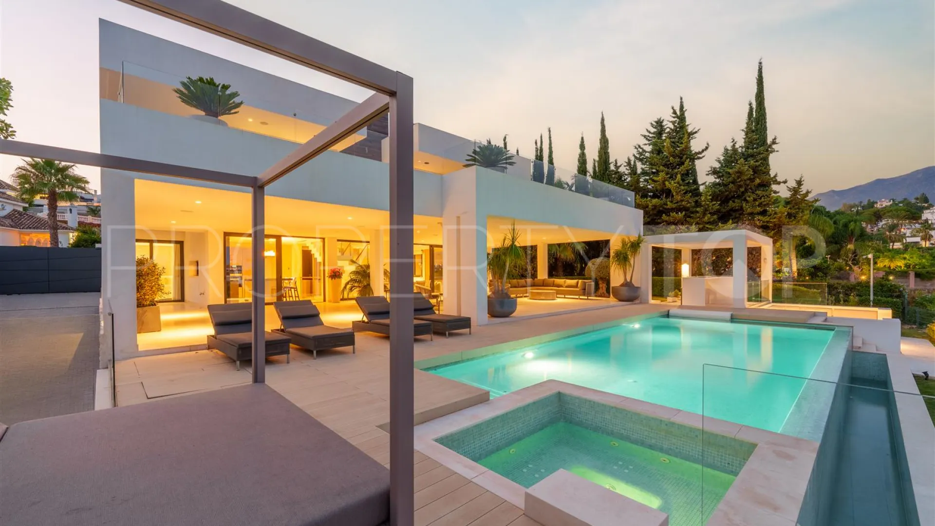 Nueva Andalucia, villa a la venta de 5 dormitorios