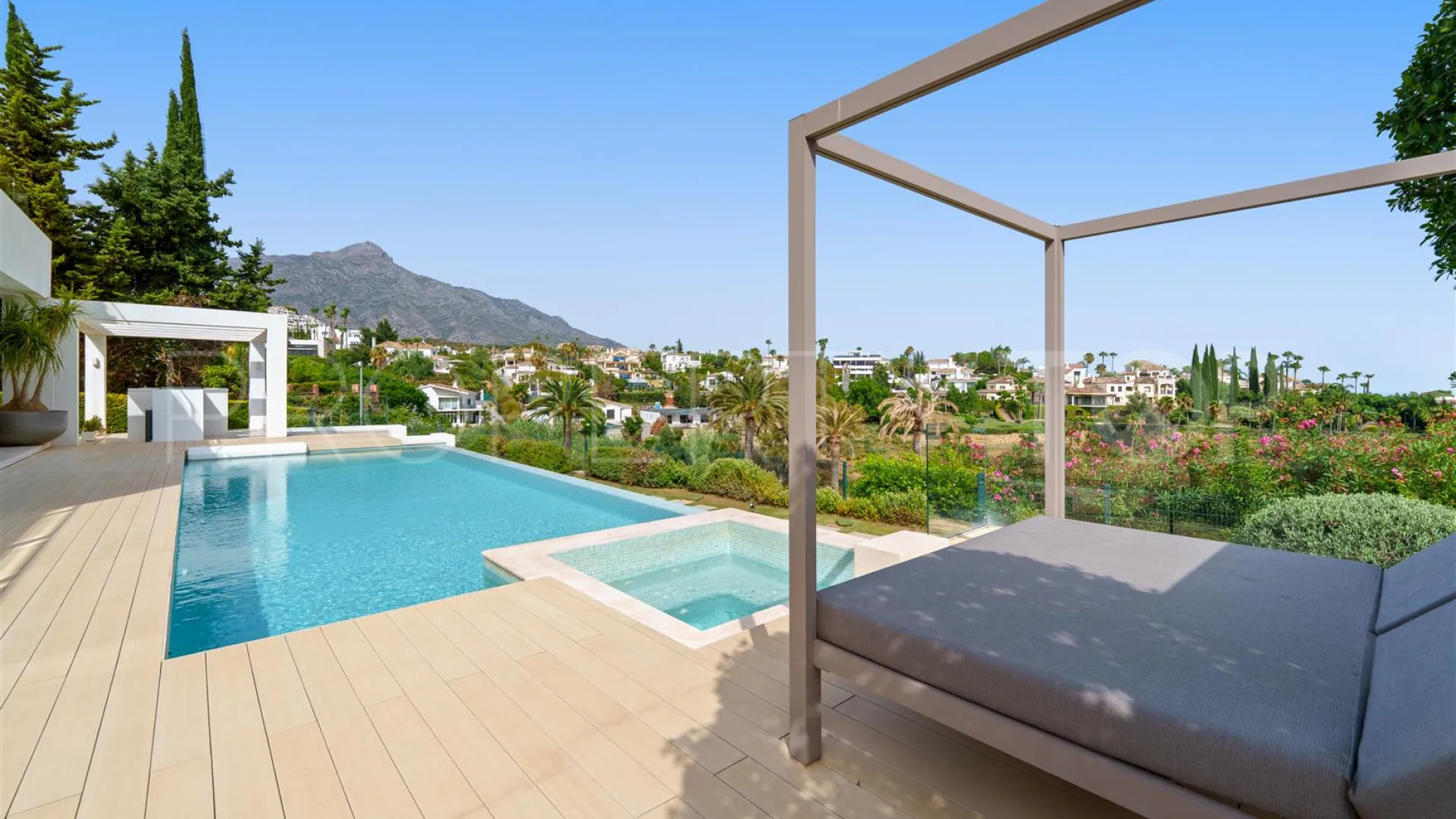 Nueva Andalucia, villa a la venta de 5 dormitorios