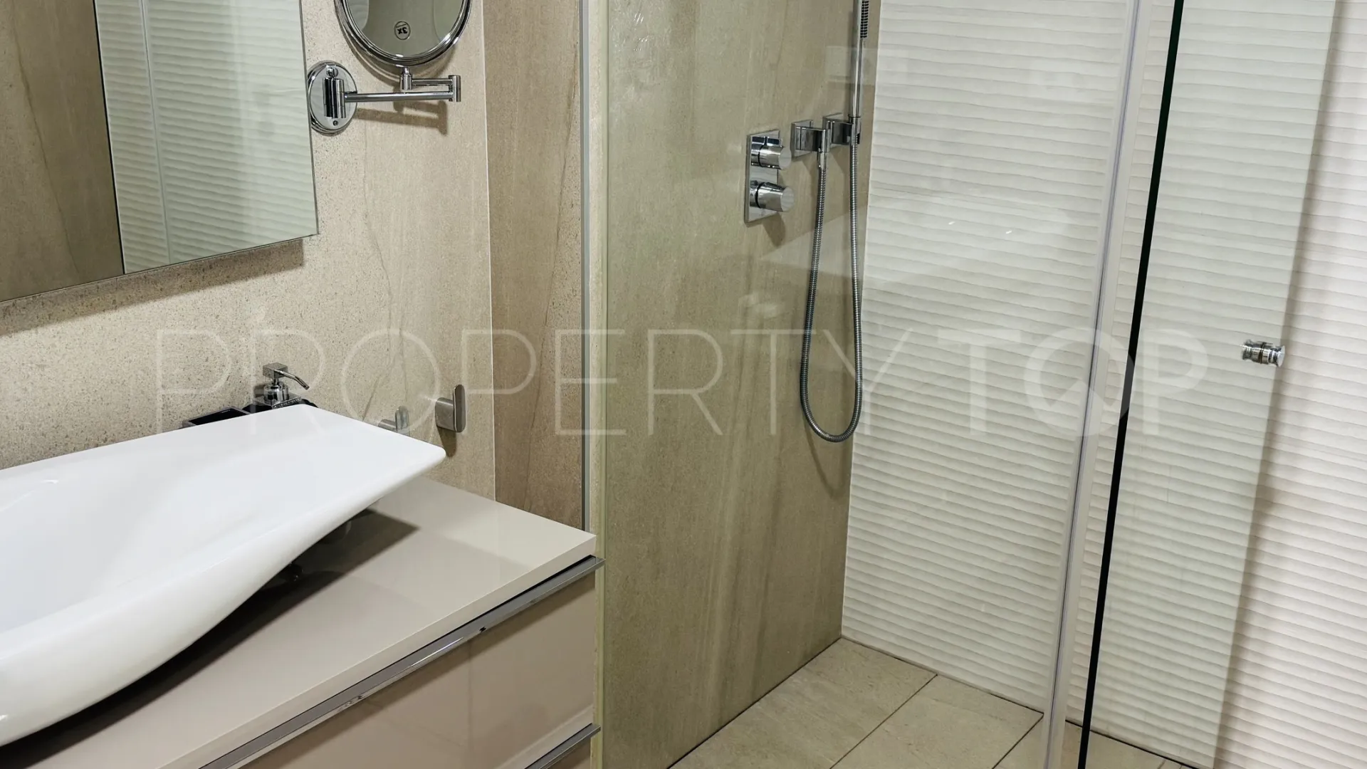 Apartamento planta baja a la venta de 2 dormitorios en Estepona Oeste