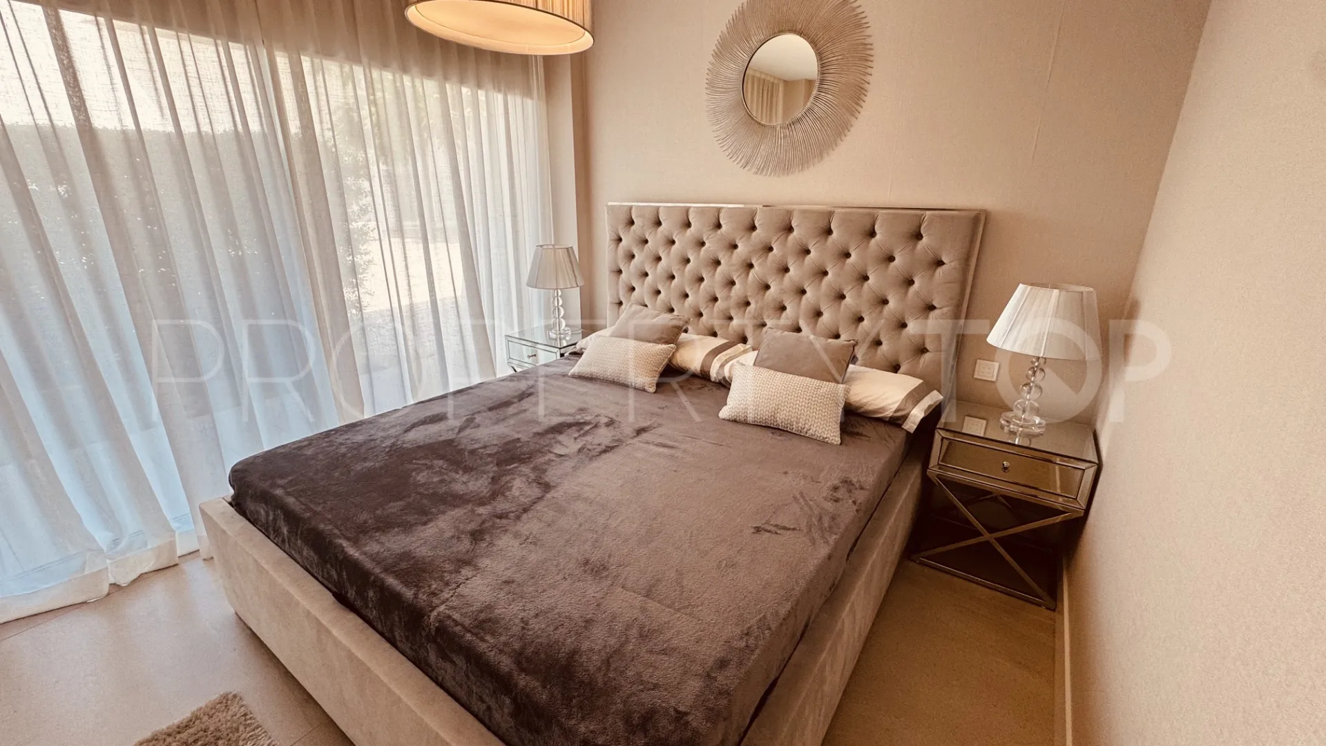 Apartamento planta baja a la venta de 2 dormitorios en Estepona Oeste