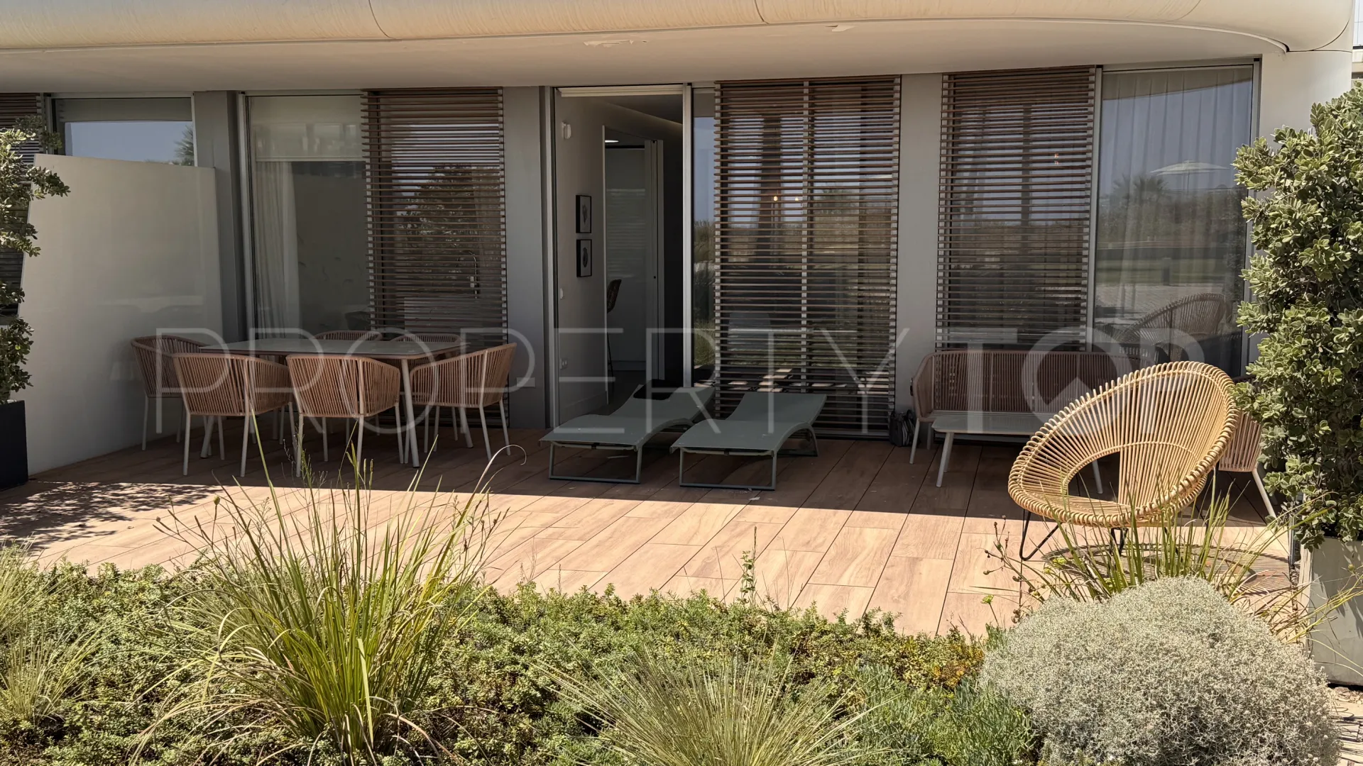Apartamento planta baja a la venta de 2 dormitorios en Estepona Oeste