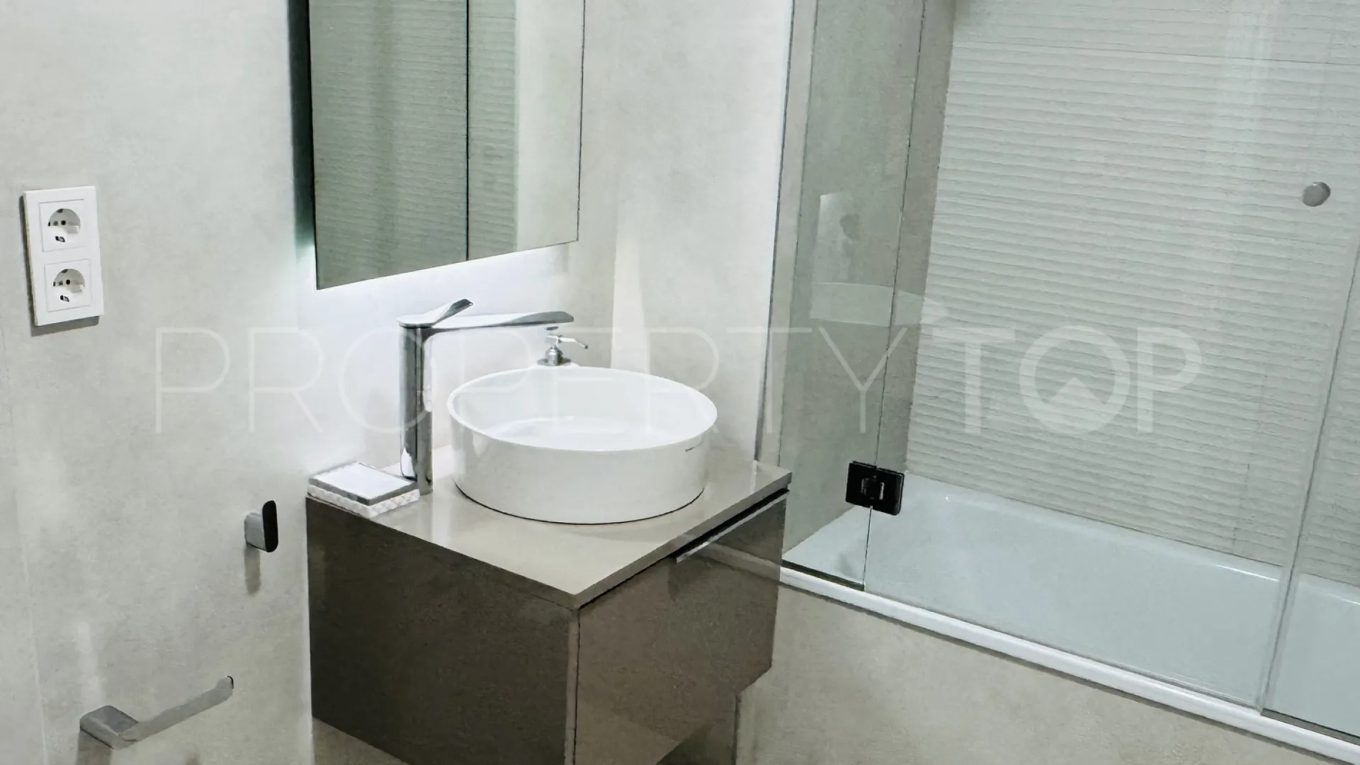 Apartamento planta baja a la venta de 2 dormitorios en Estepona Oeste