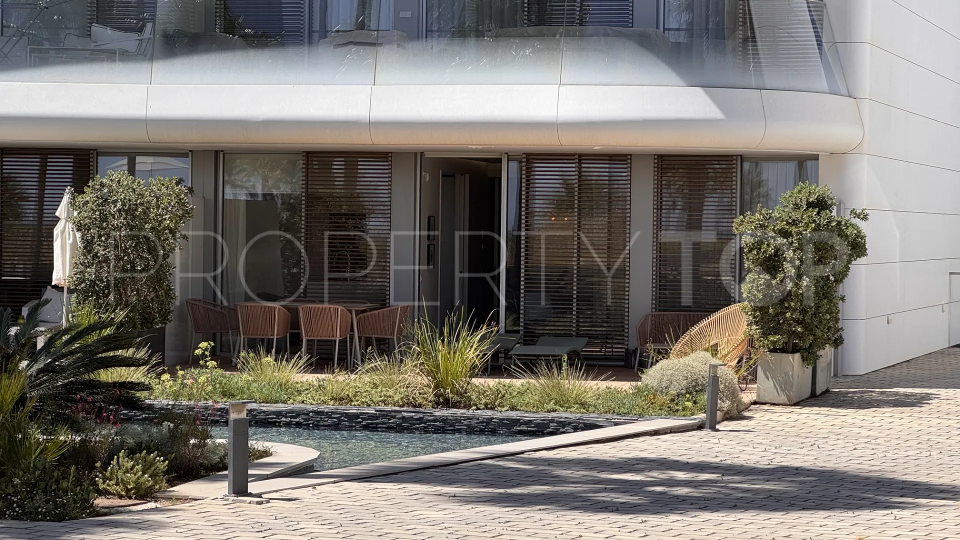 Apartamento planta baja a la venta de 2 dormitorios en Estepona Oeste
