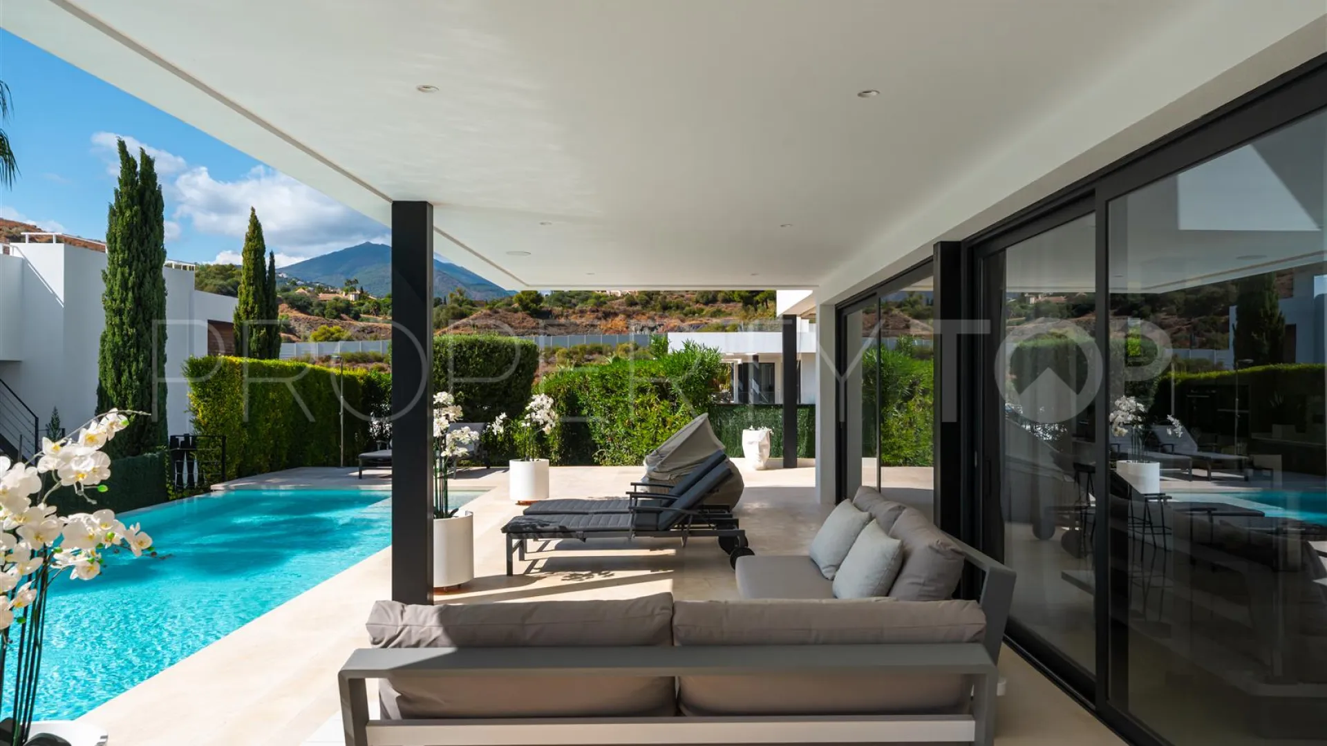 Comprar villa en Nueva Andalucia con 5 dormitorios