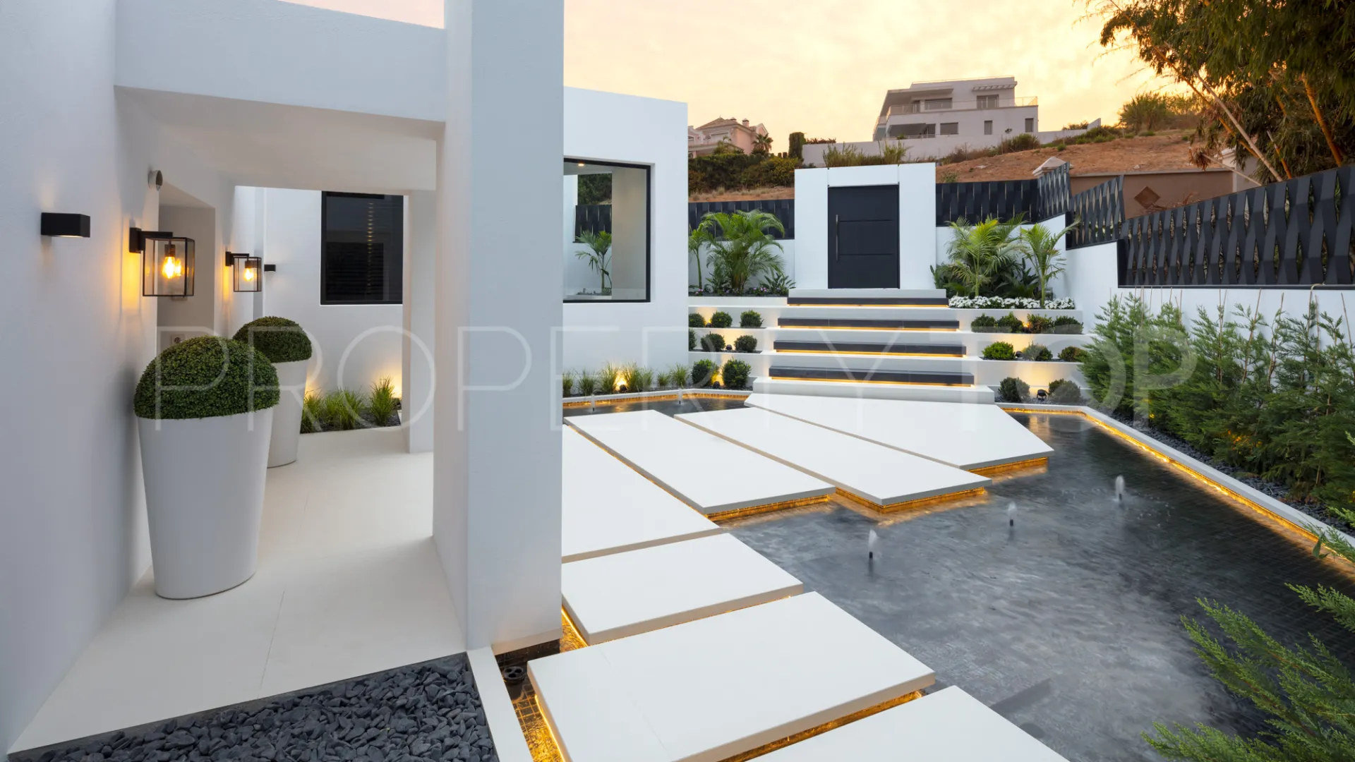 5 bedrooms villa for sale in Nueva Andalucia