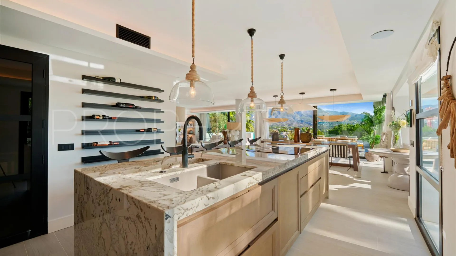 Villa en venta con 6 dormitorios en Nueva Andalucia