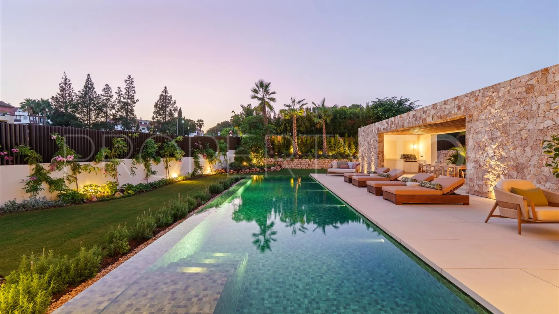 For sale 5 bedrooms villa in Marbella Golden Mile
