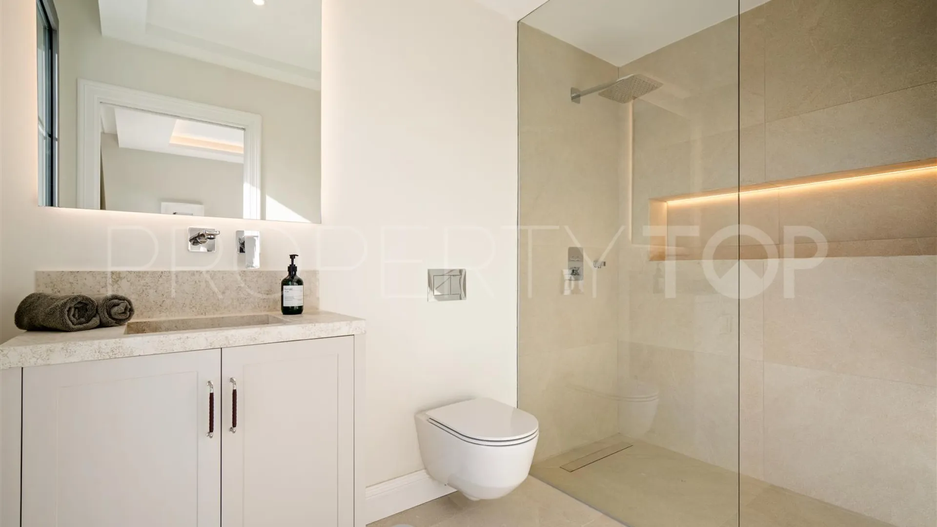 Buy 4 bedrooms villa in Los Arqueros