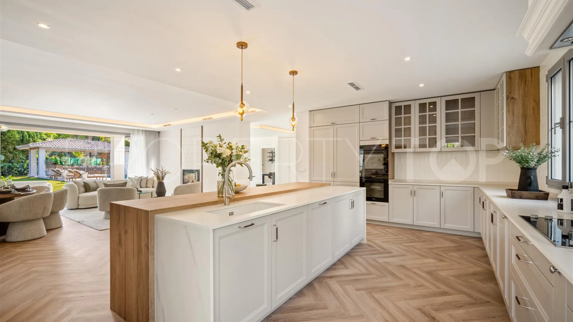 Buy 4 bedrooms villa in Los Arqueros