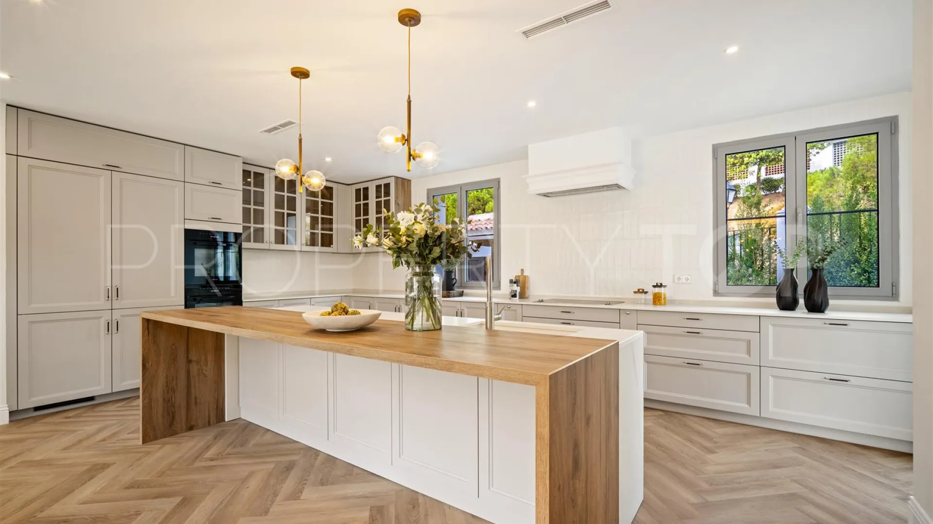Buy 4 bedrooms villa in Los Arqueros