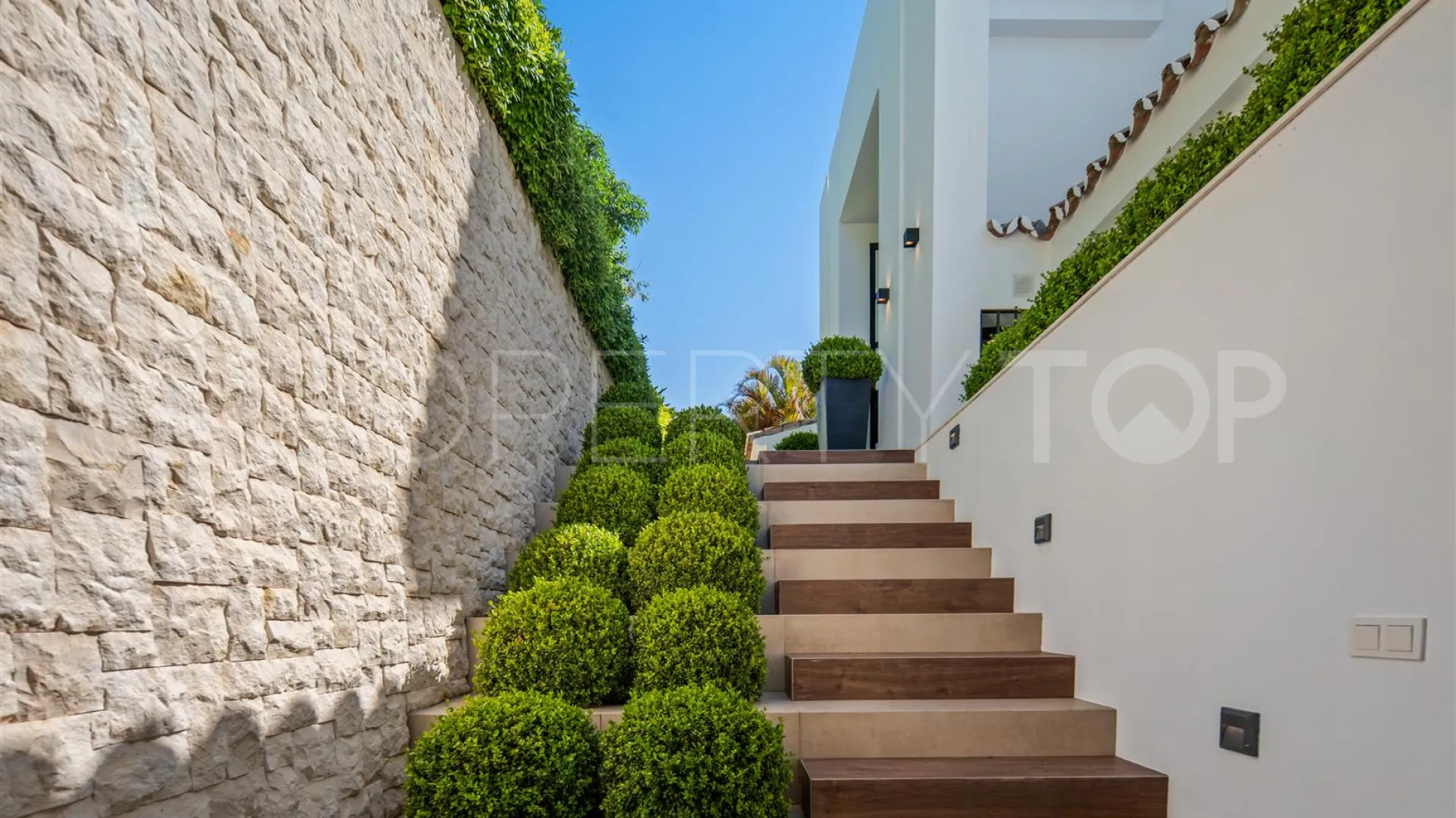For sale villa in Nueva Andalucia