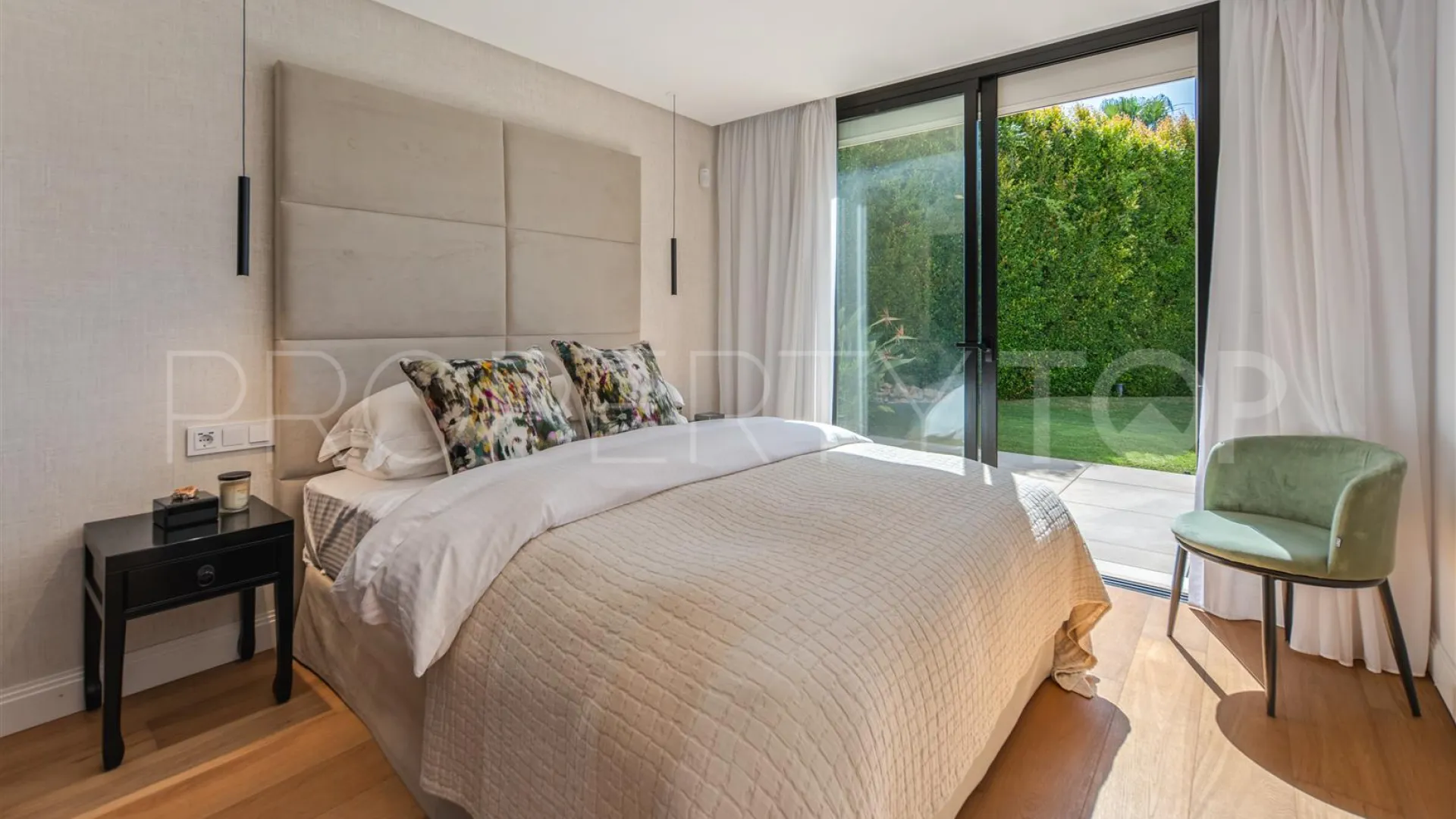 For sale villa in Nueva Andalucia