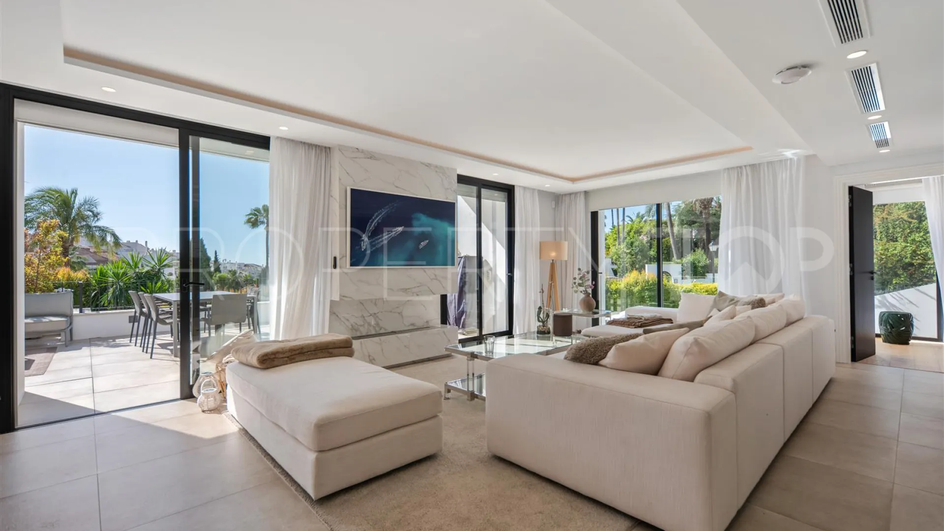 For sale villa in Nueva Andalucia