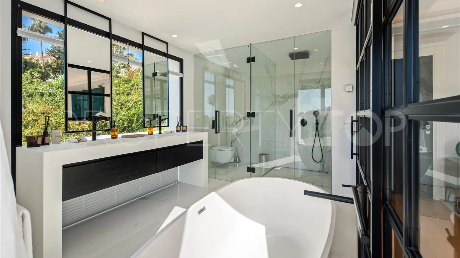 For sale villa in Nueva Andalucia