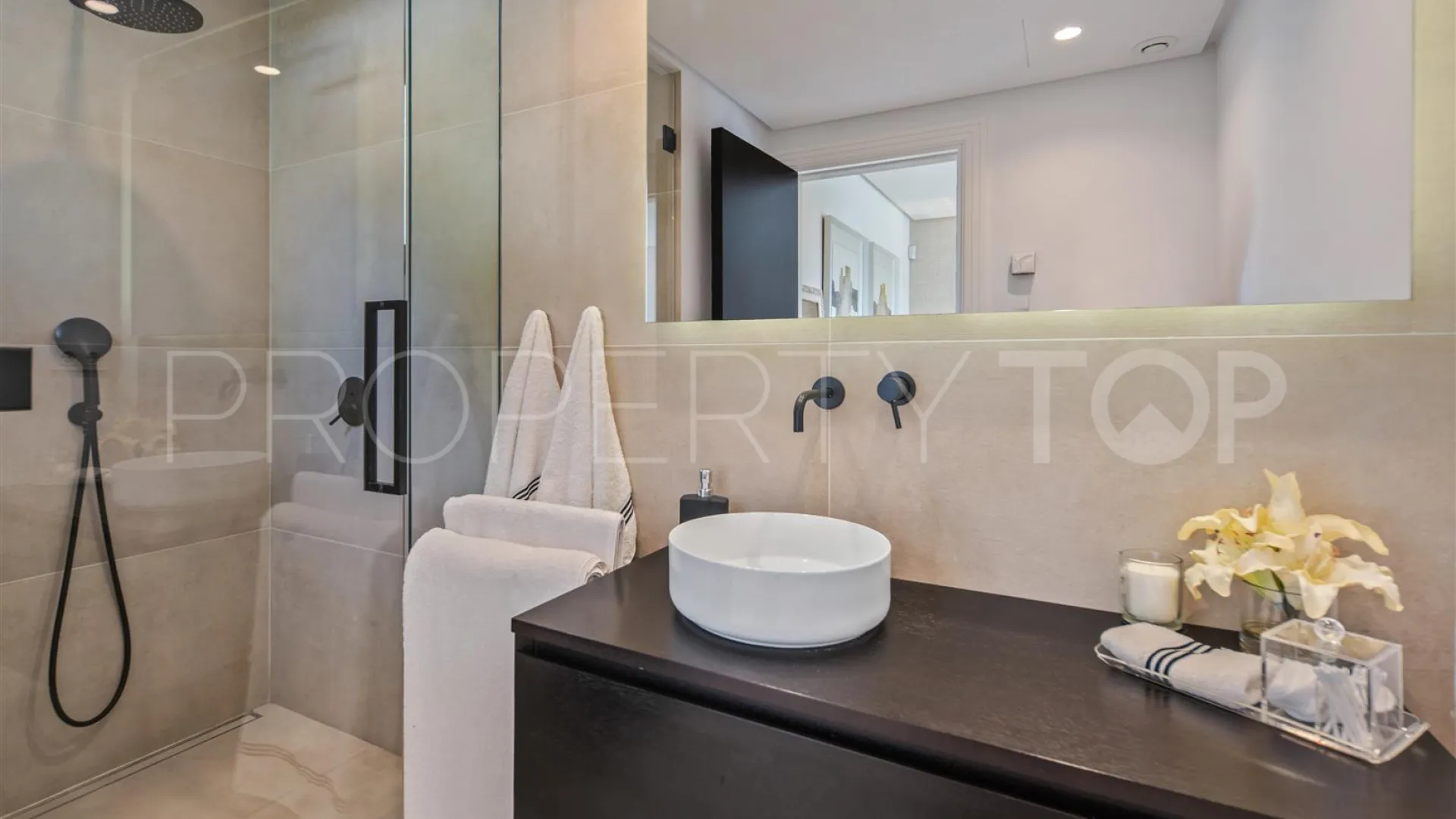 For sale villa in Nueva Andalucia