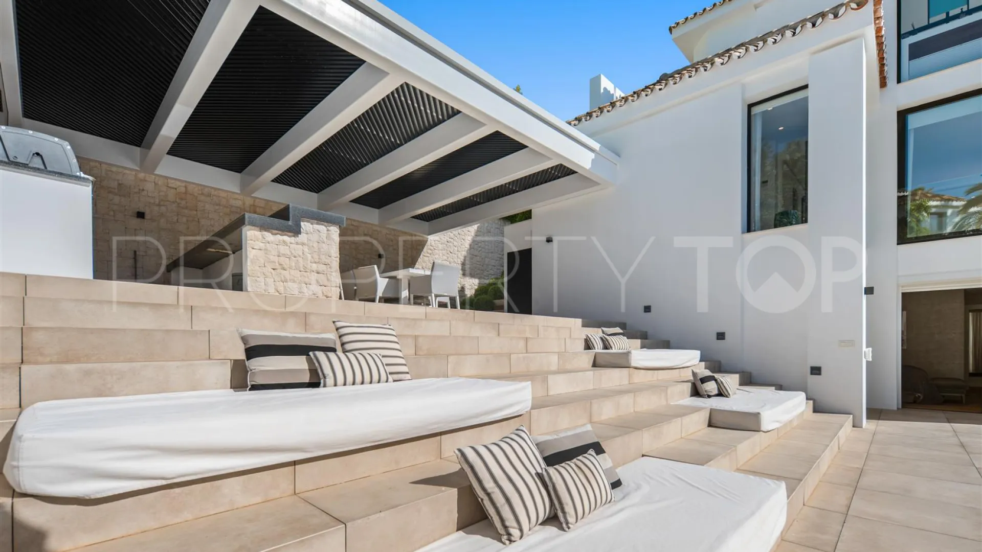 For sale villa in Nueva Andalucia