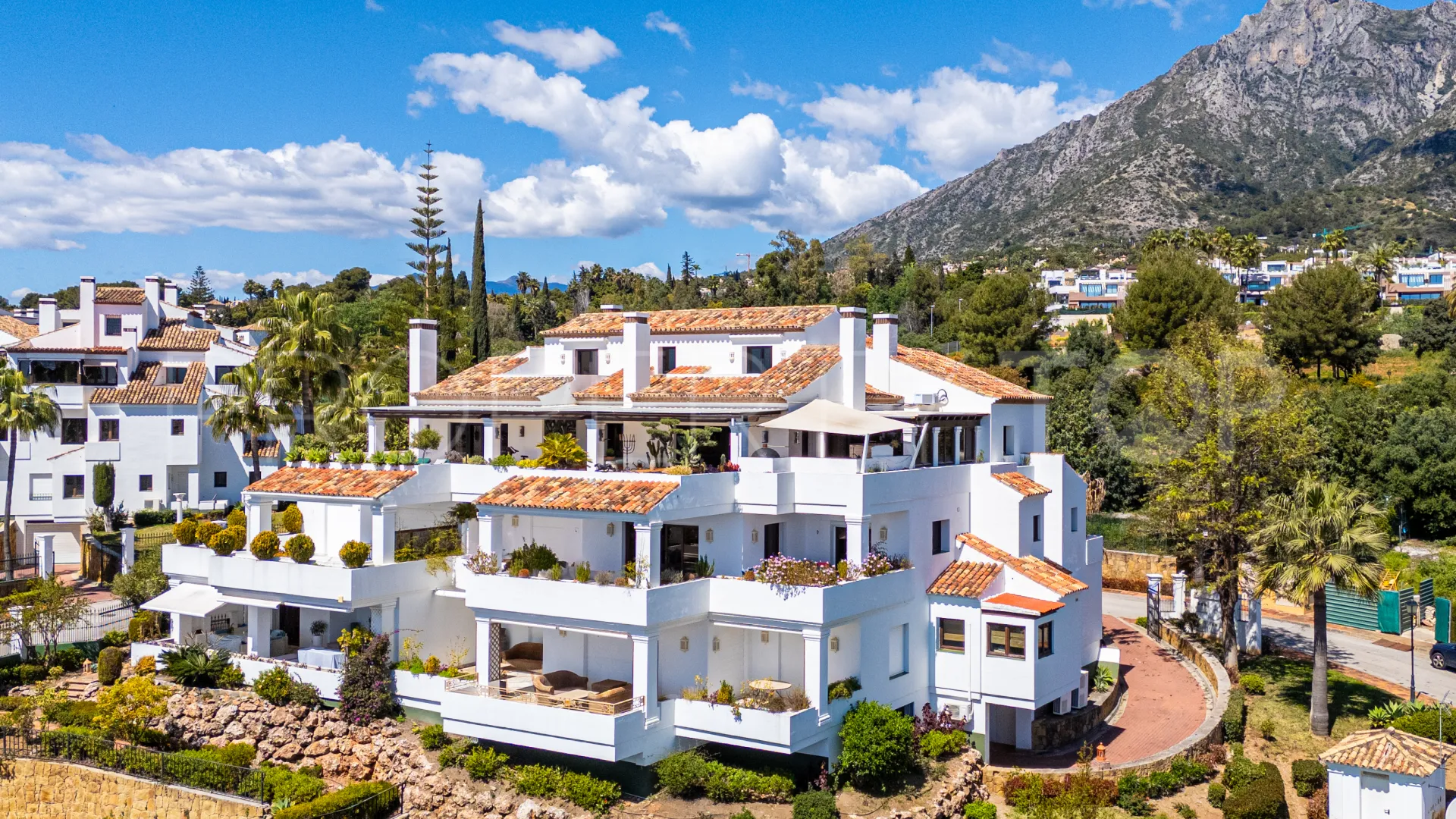 For sale duplex penthouse in Marbella Golden Mile
