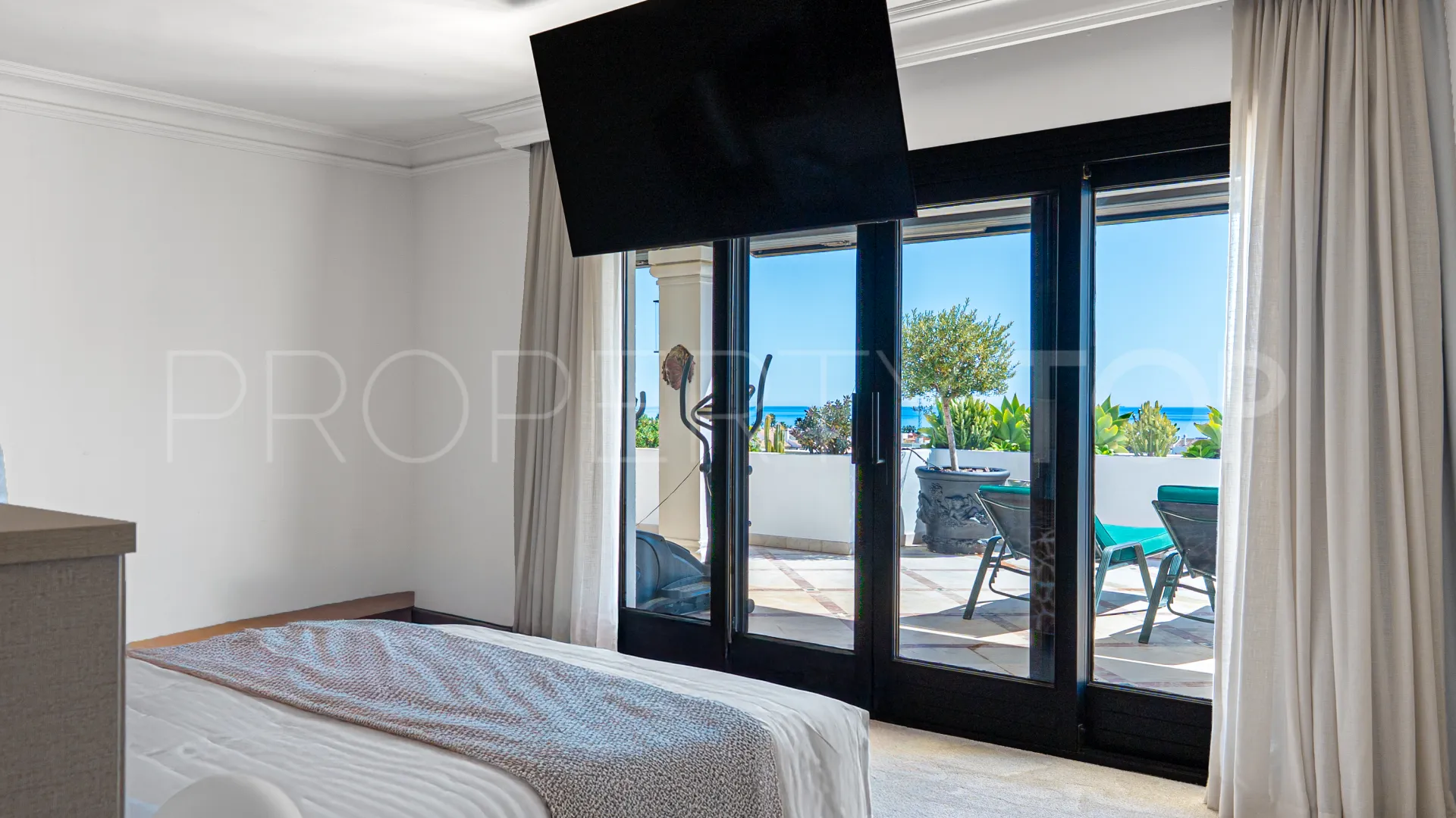 For sale duplex penthouse in Marbella Golden Mile