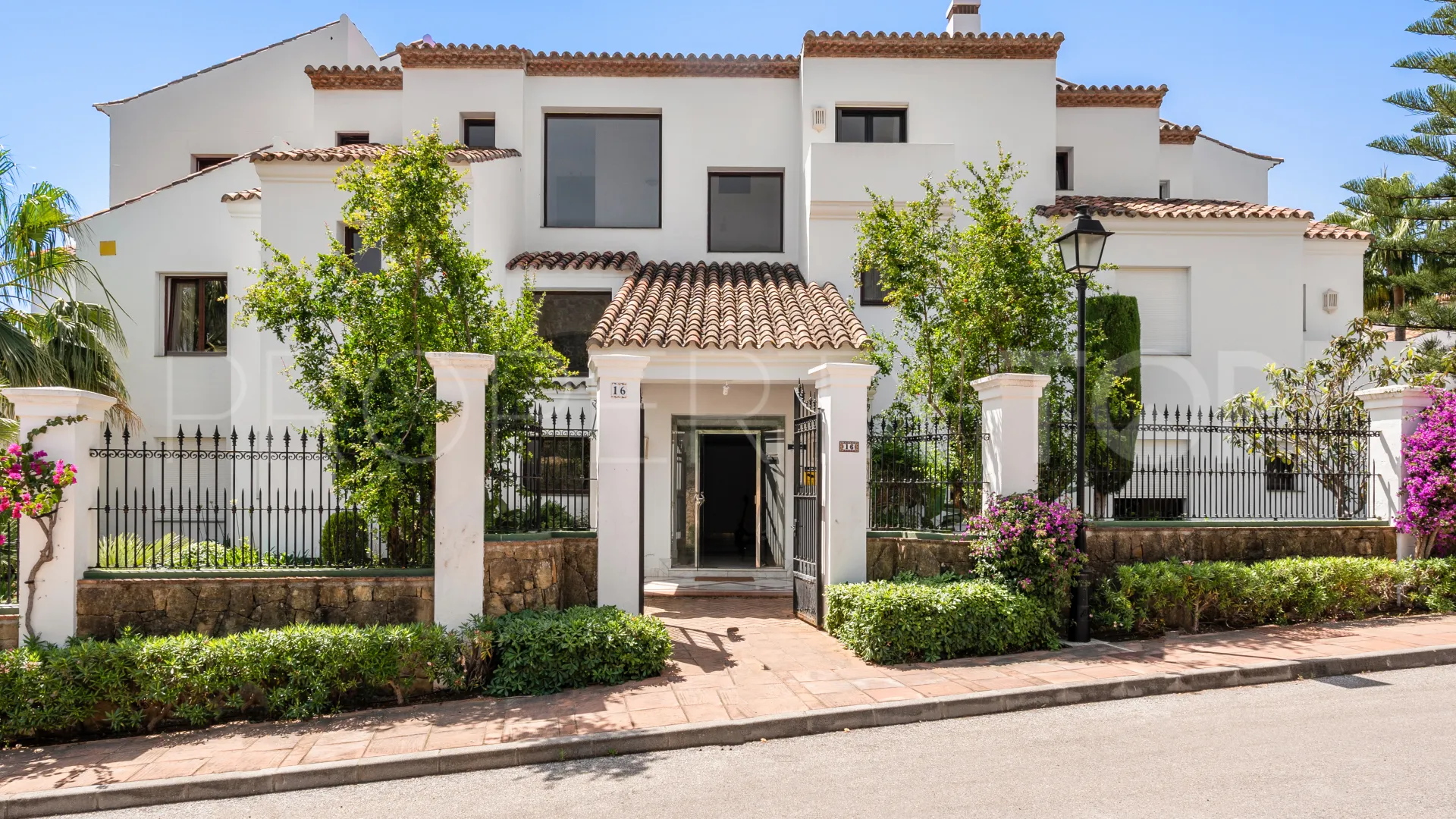 For sale duplex penthouse in Marbella Golden Mile