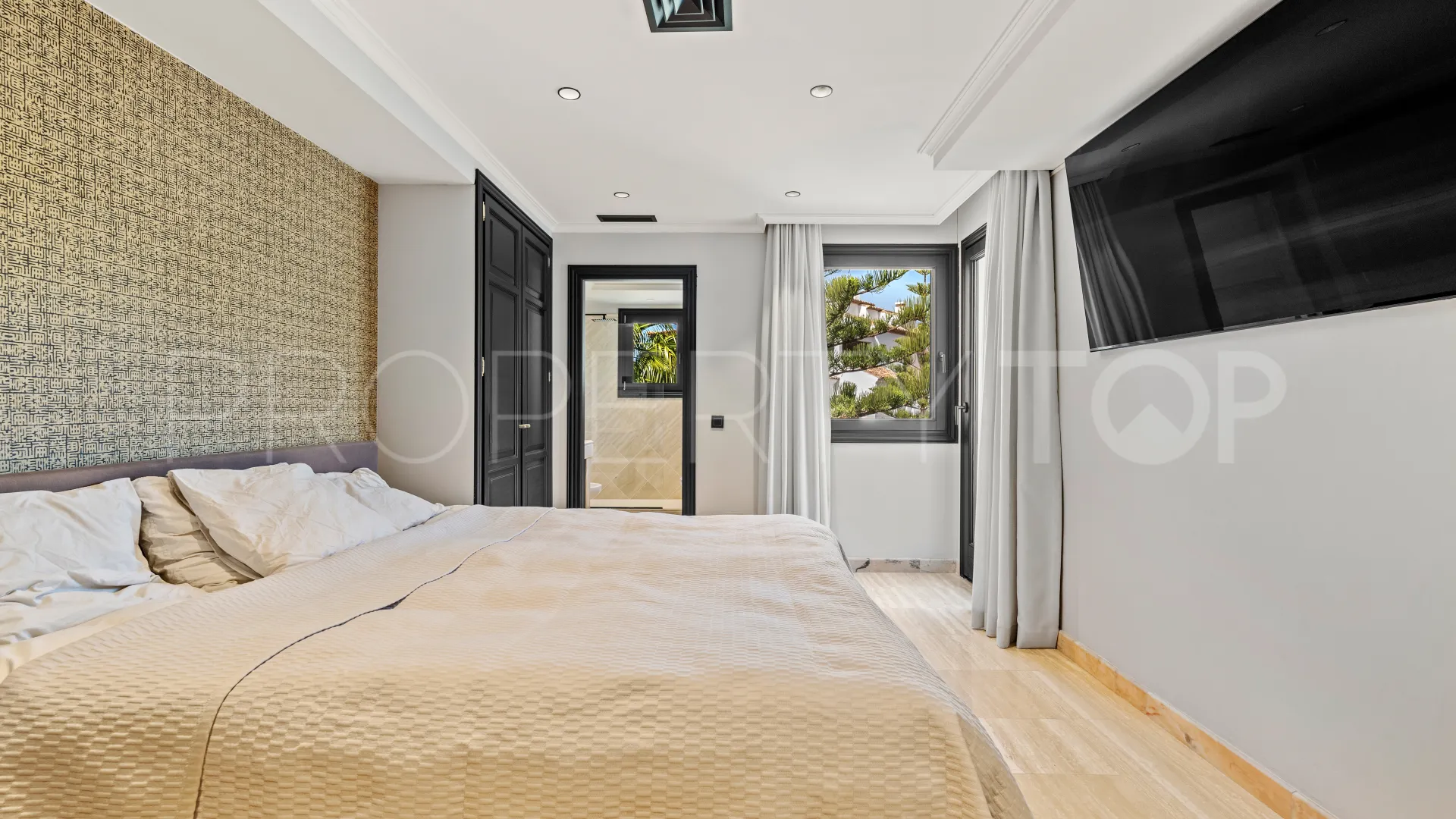For sale duplex penthouse in Marbella Golden Mile