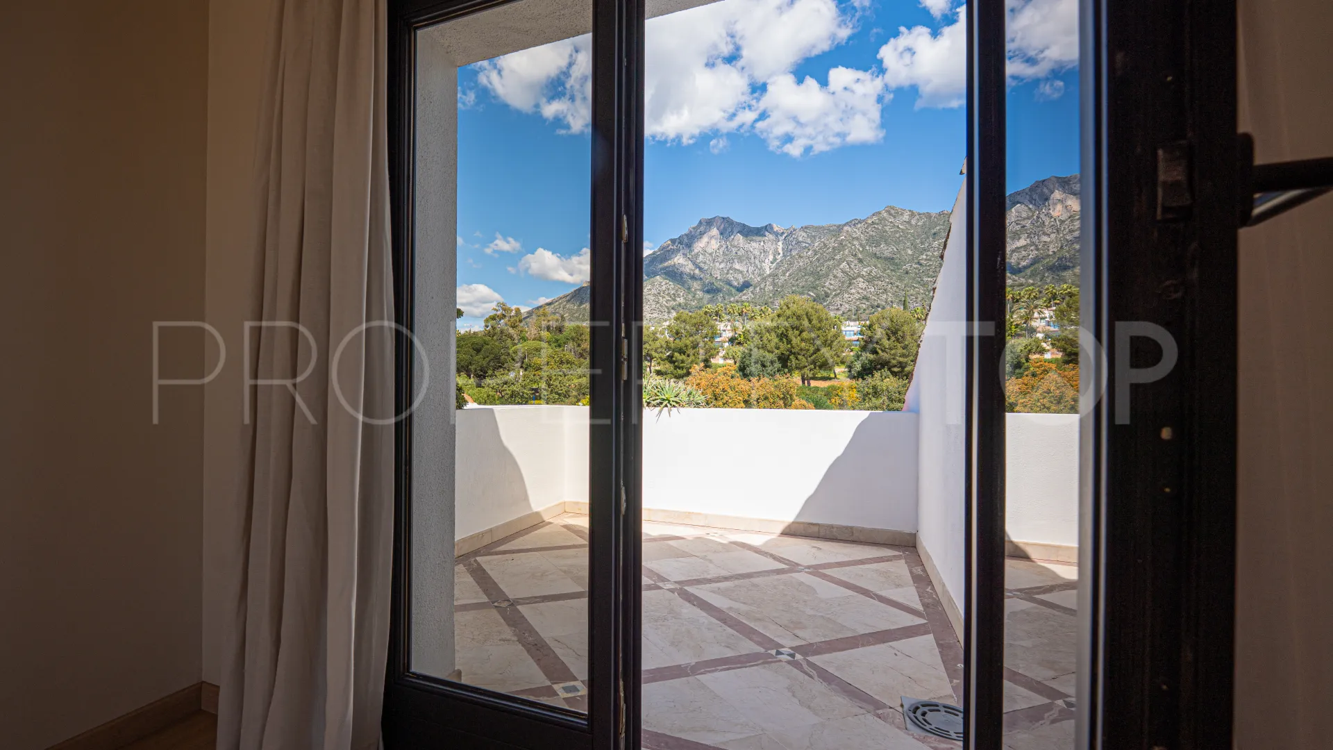 For sale duplex penthouse in Marbella Golden Mile