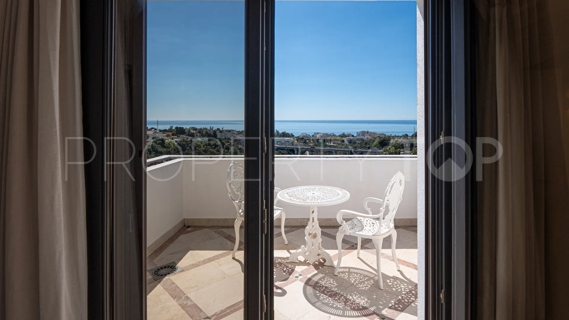For sale duplex penthouse in Marbella Golden Mile