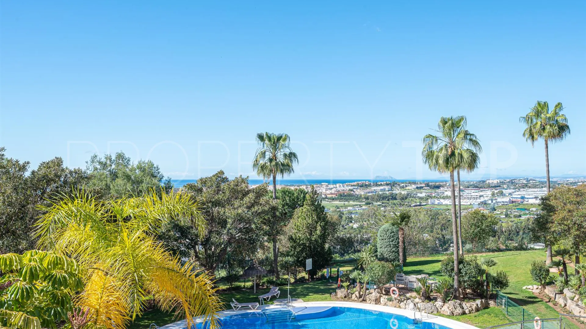 Magna Marbella, atico duplex en venta con 3 dormitorios