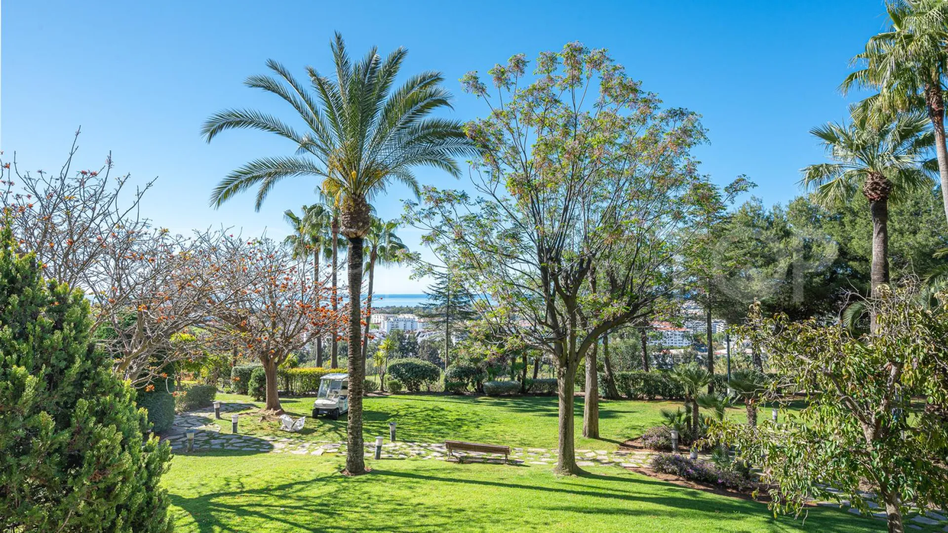 Magna Marbella, atico duplex en venta con 3 dormitorios