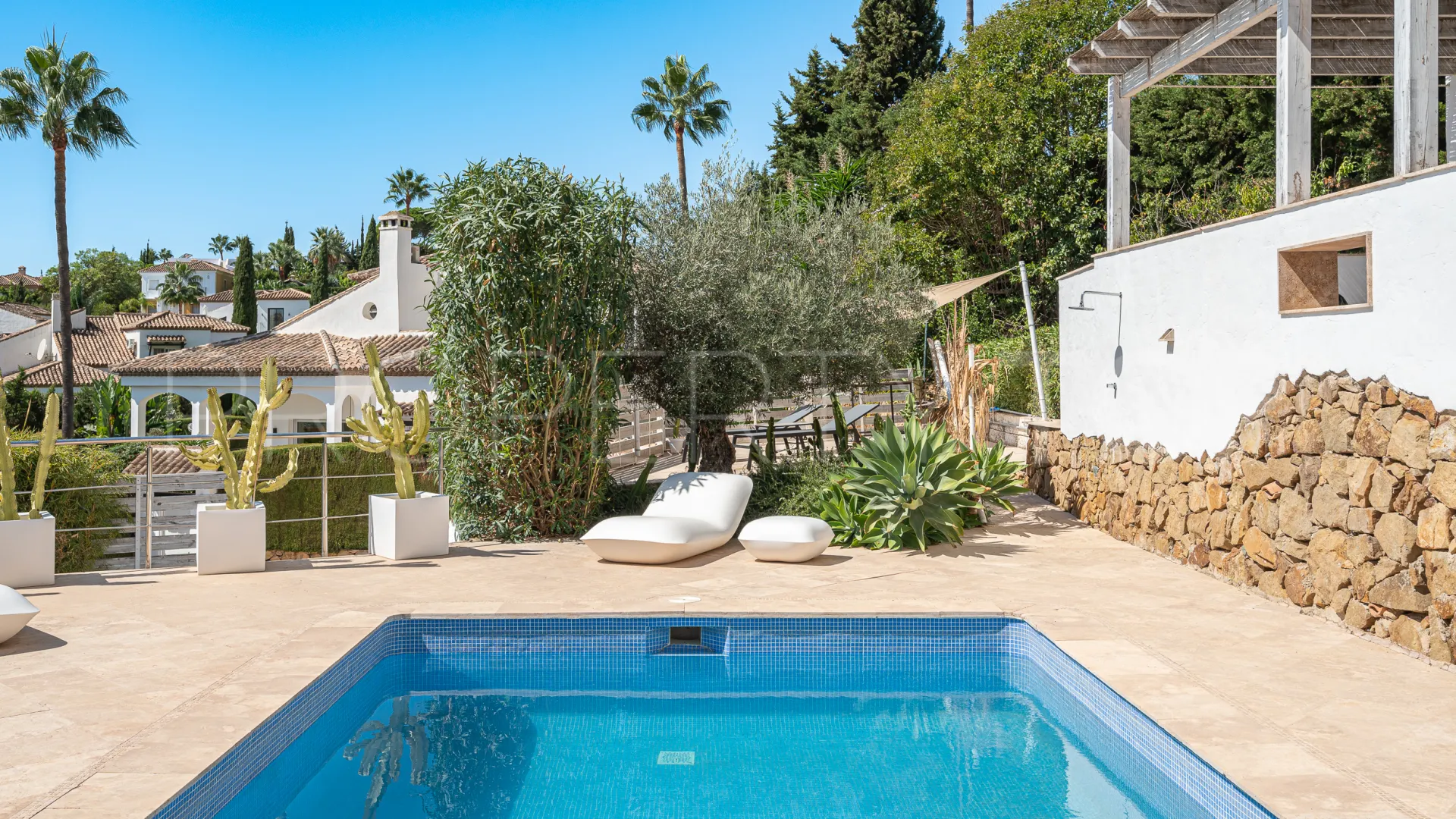 For sale villa in Nueva Andalucia