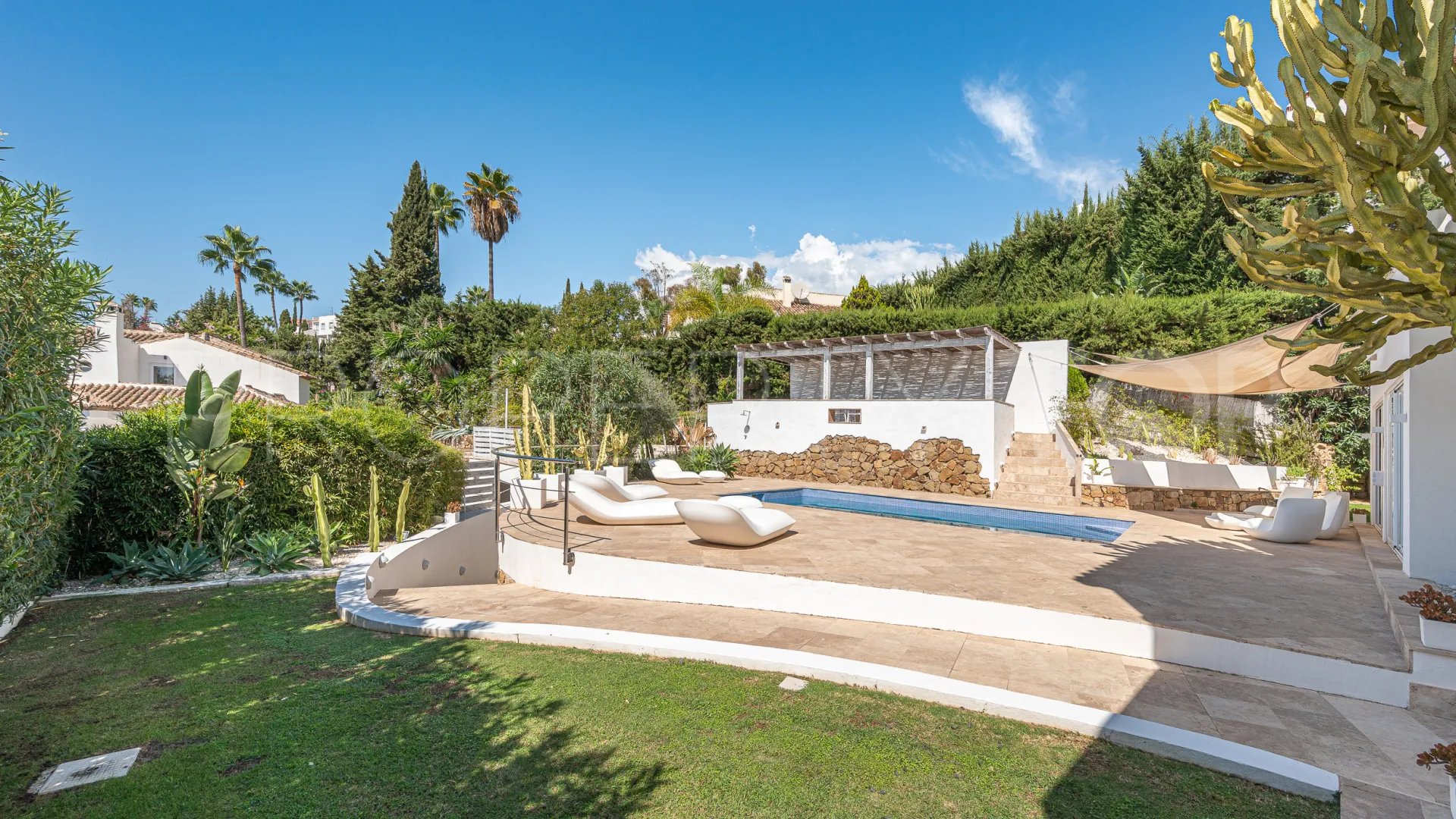 For sale villa in Nueva Andalucia