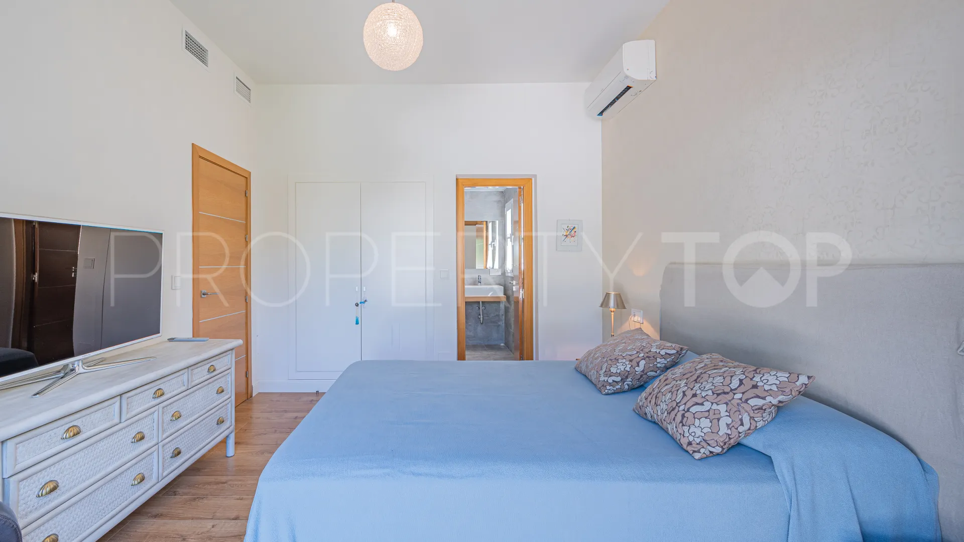 For sale villa in Nueva Andalucia