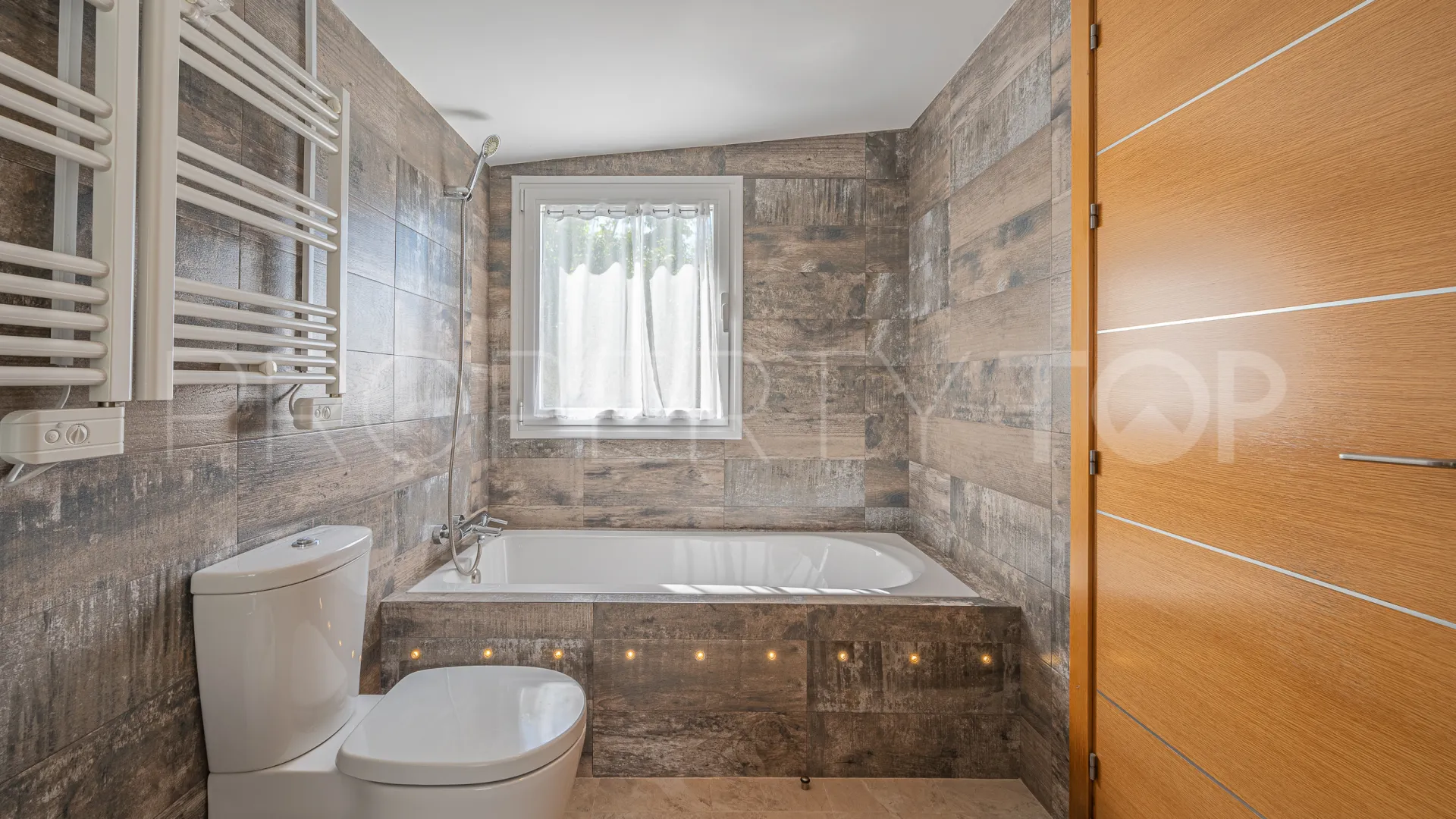 For sale villa in Nueva Andalucia