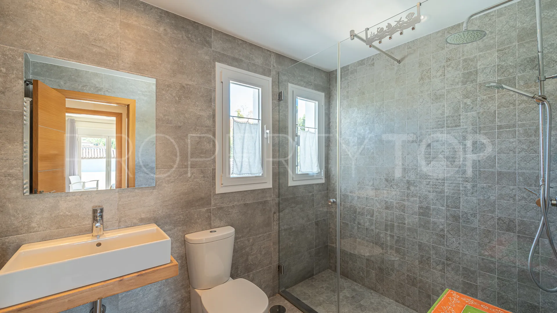 For sale villa in Nueva Andalucia