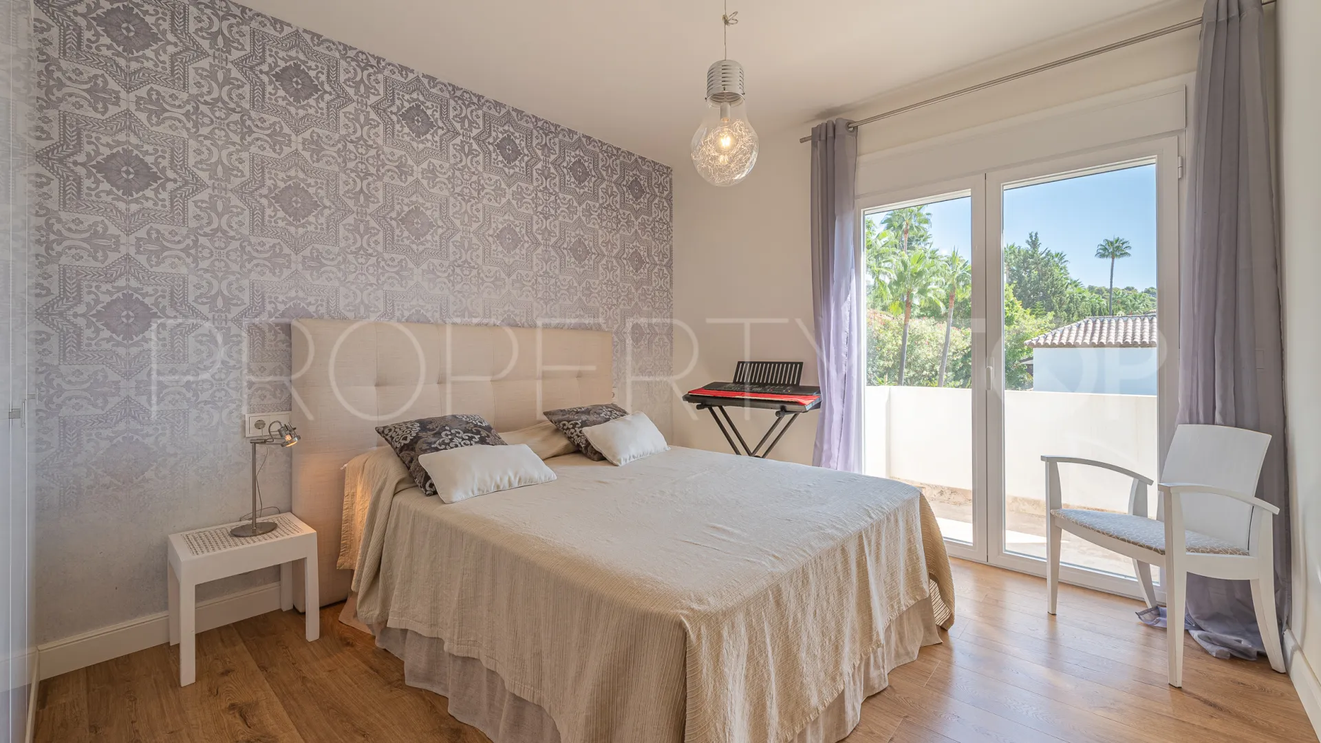 For sale villa in Nueva Andalucia