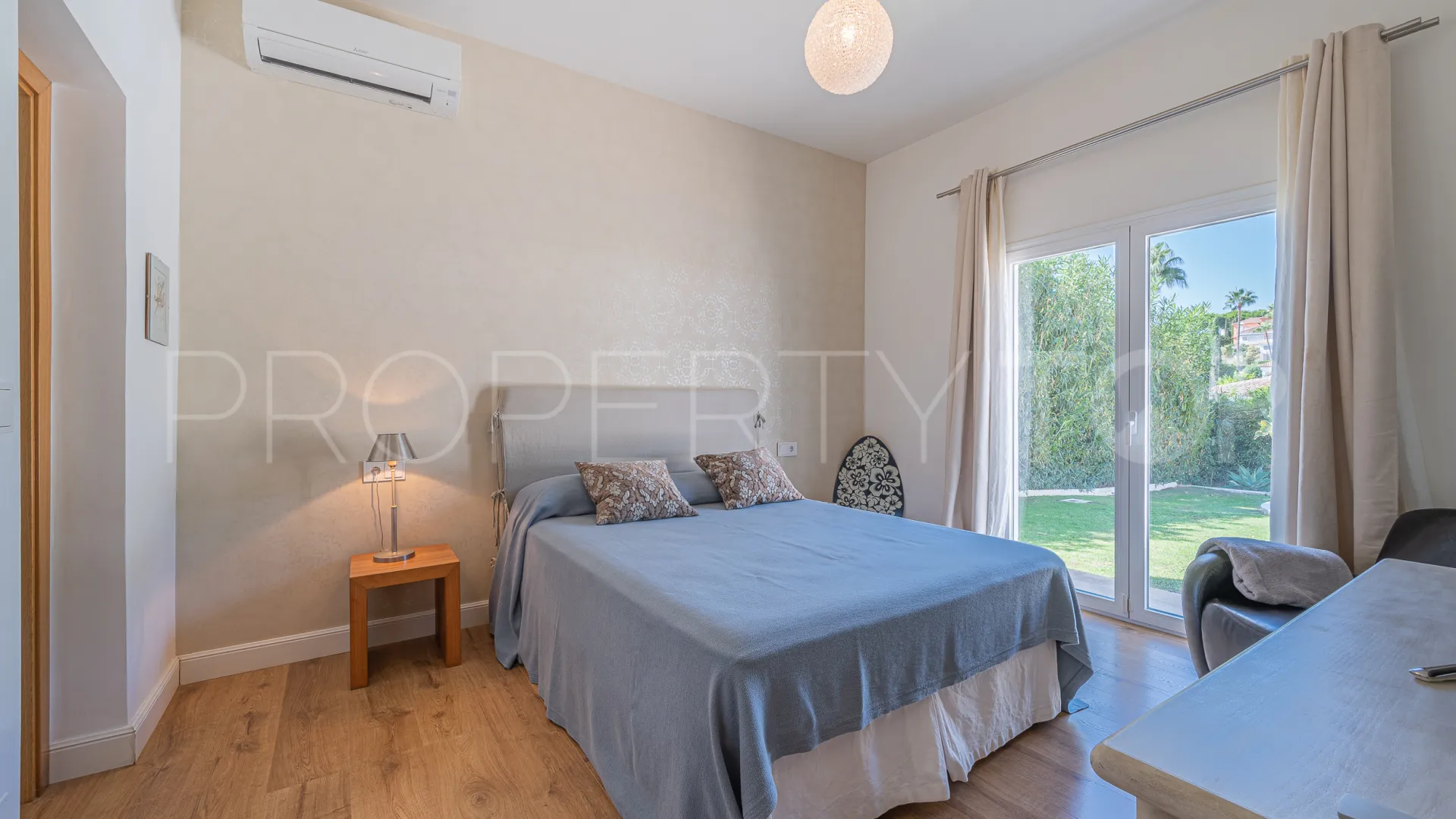 For sale villa in Nueva Andalucia