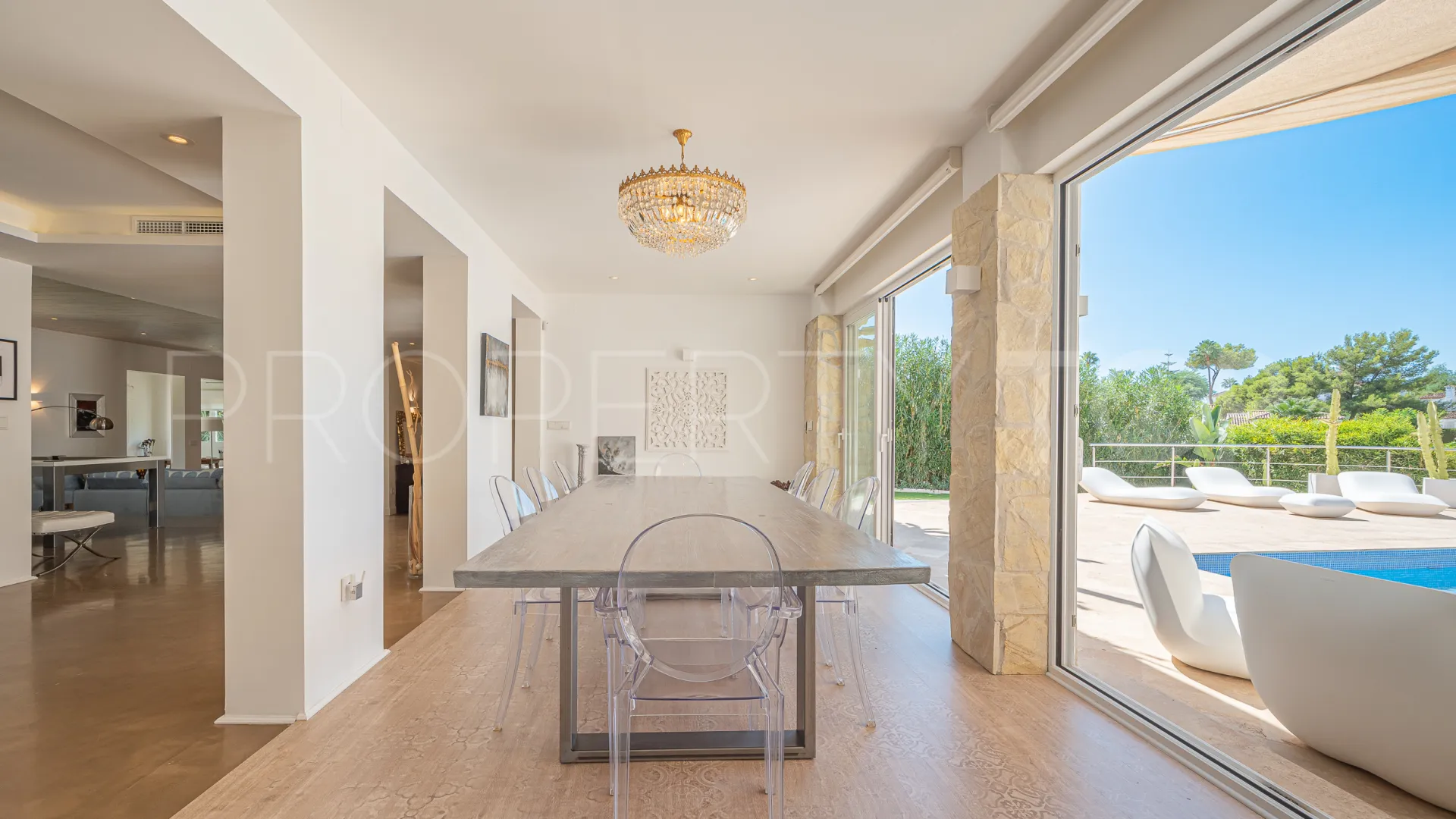 For sale villa in Nueva Andalucia