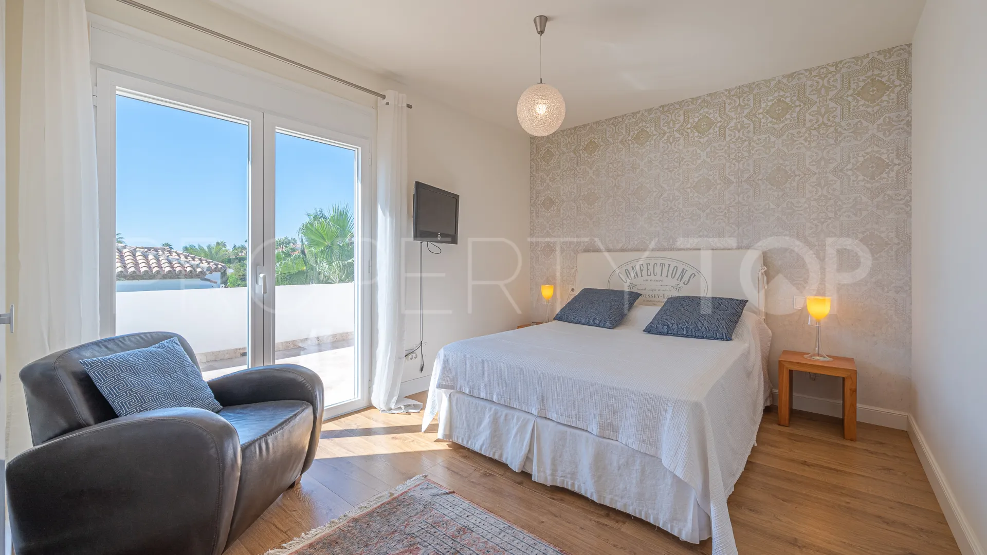 For sale villa in Nueva Andalucia