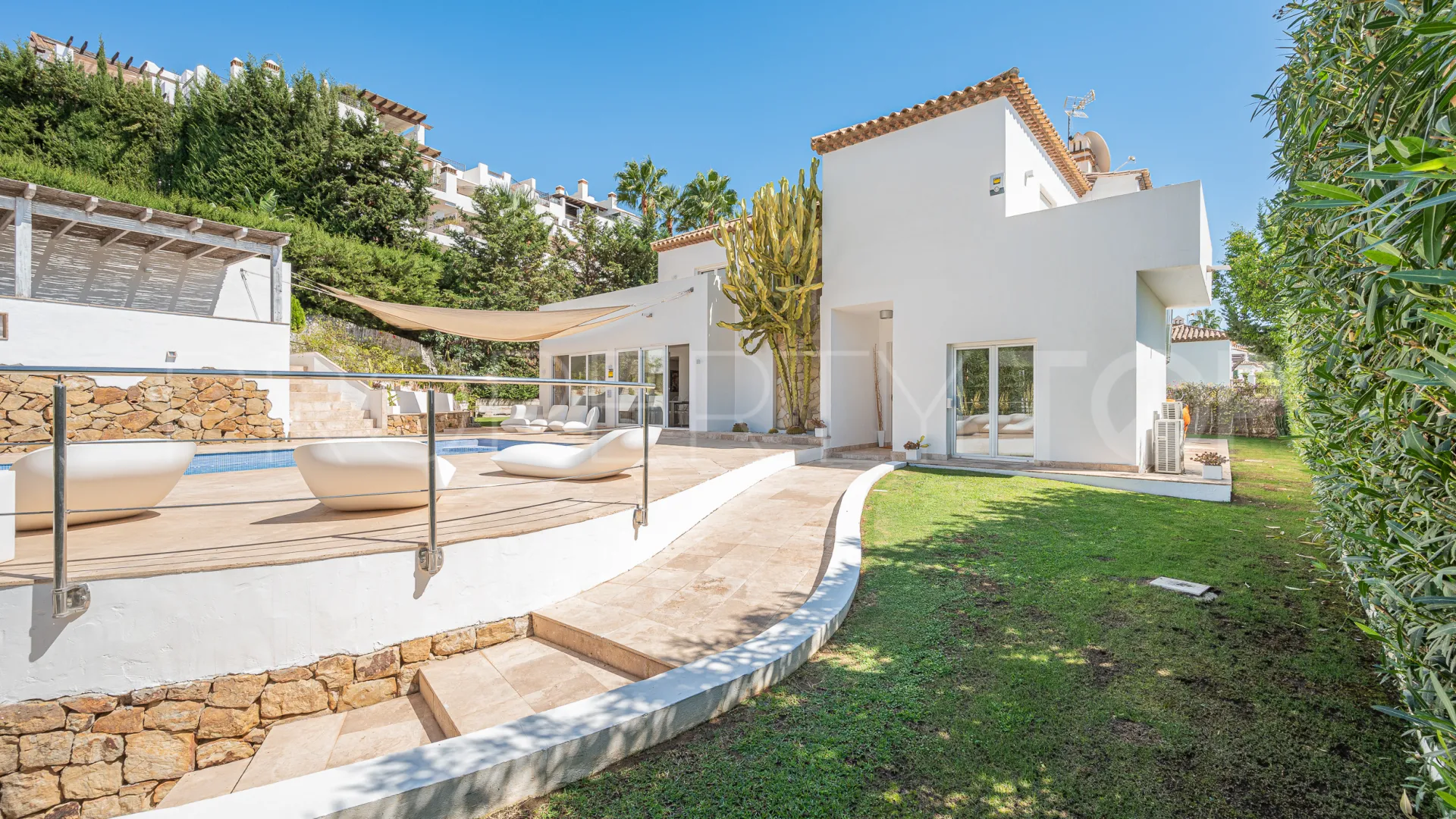 For sale villa in Nueva Andalucia
