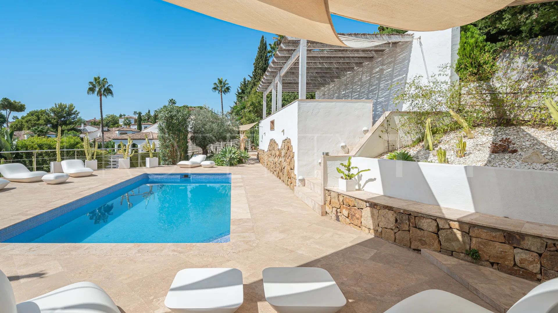 For sale villa in Nueva Andalucia