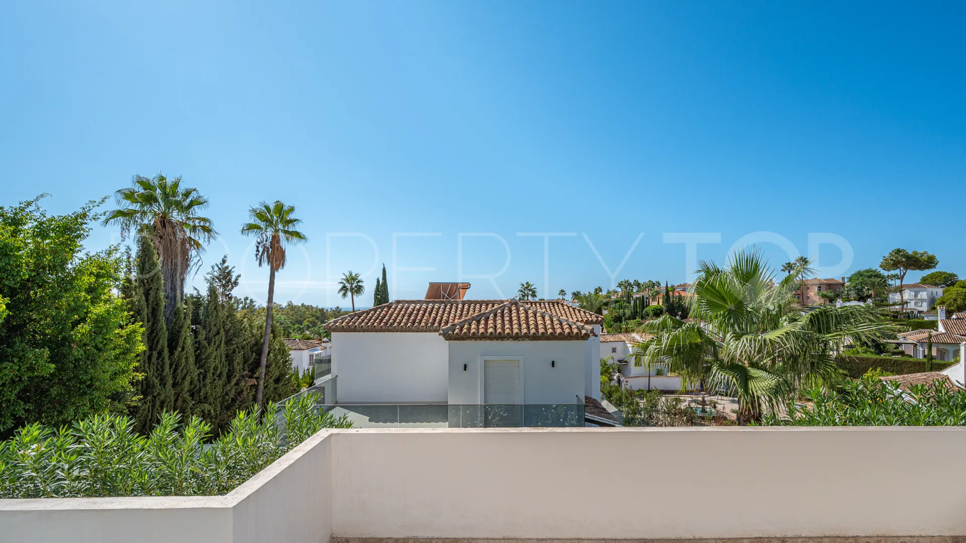 For sale villa in Nueva Andalucia