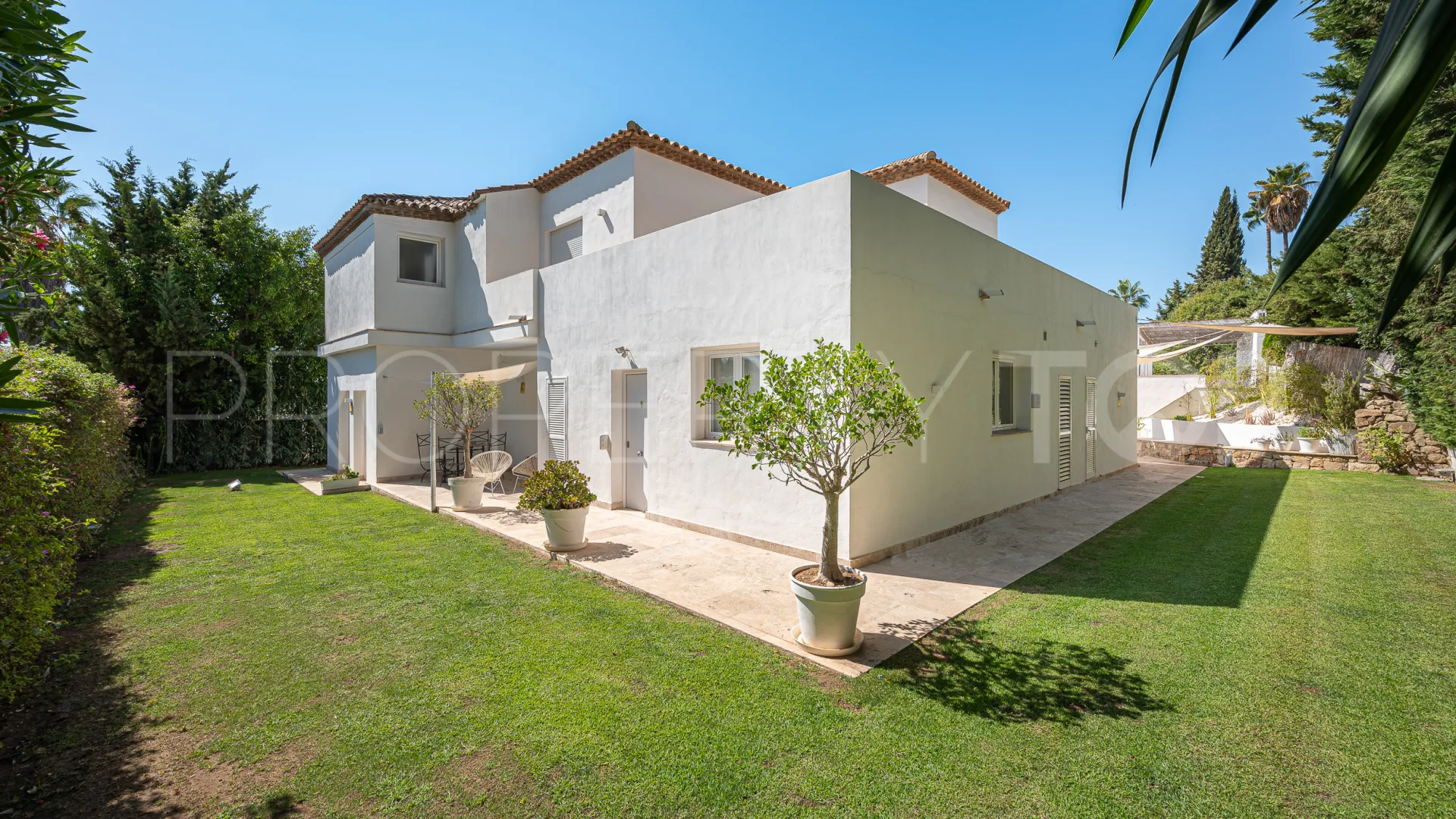 For sale villa in Nueva Andalucia